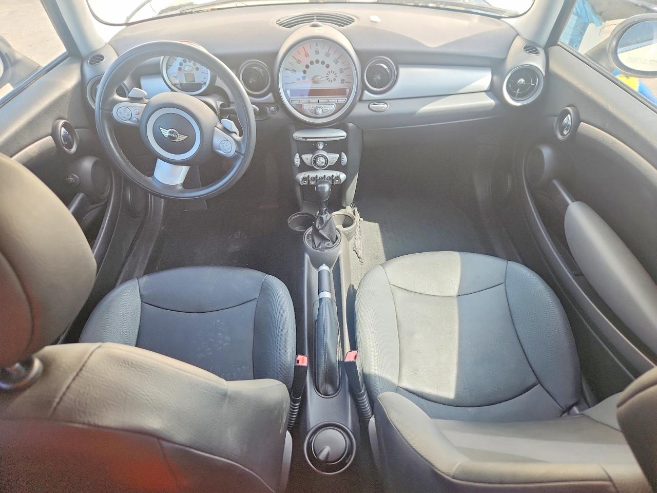 2009 Mini Cooper Cream vin: WMWMF33569TW70444