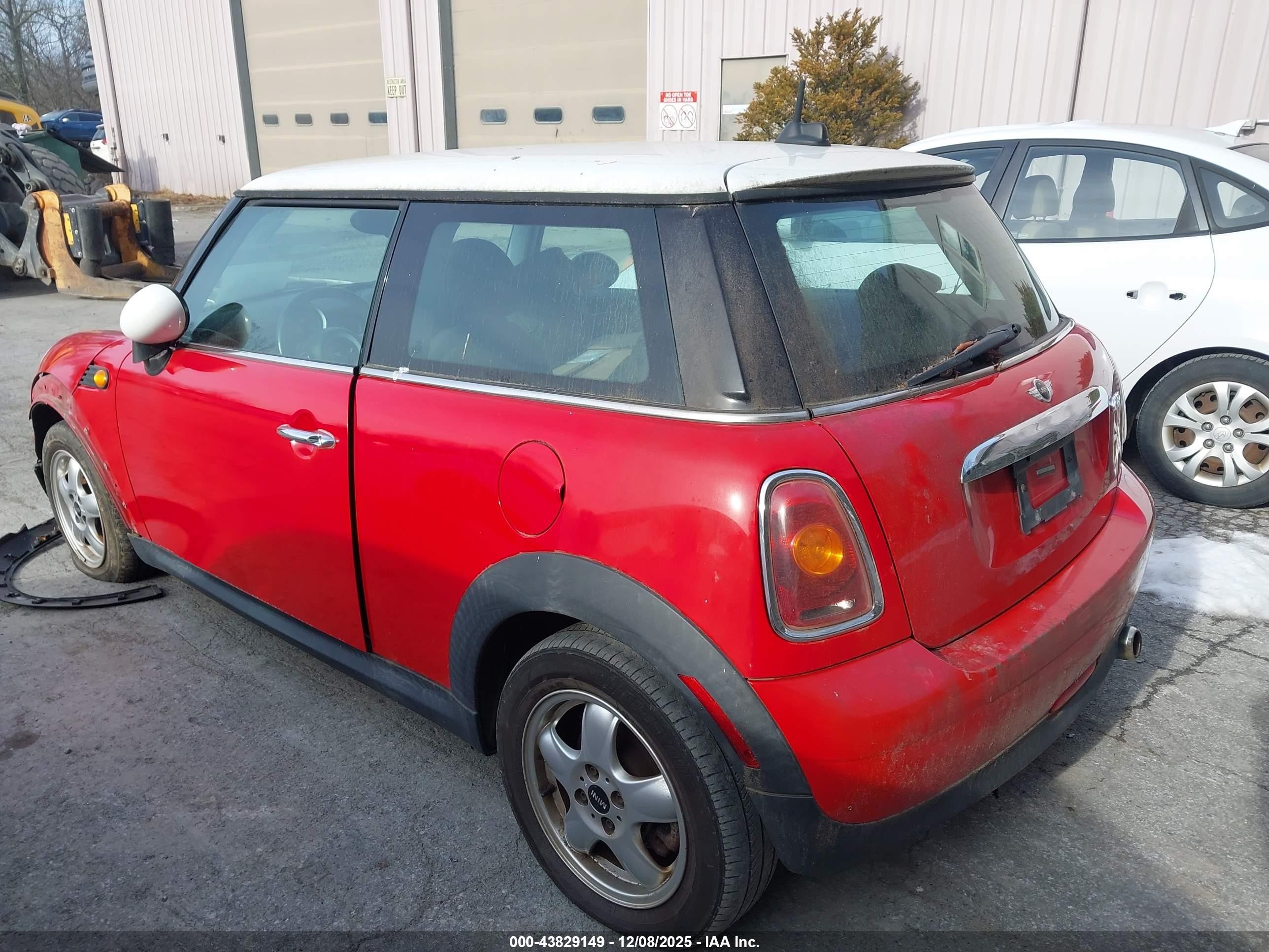 2007 Mini Cooper   Red vin: WMWMF33577TL67458