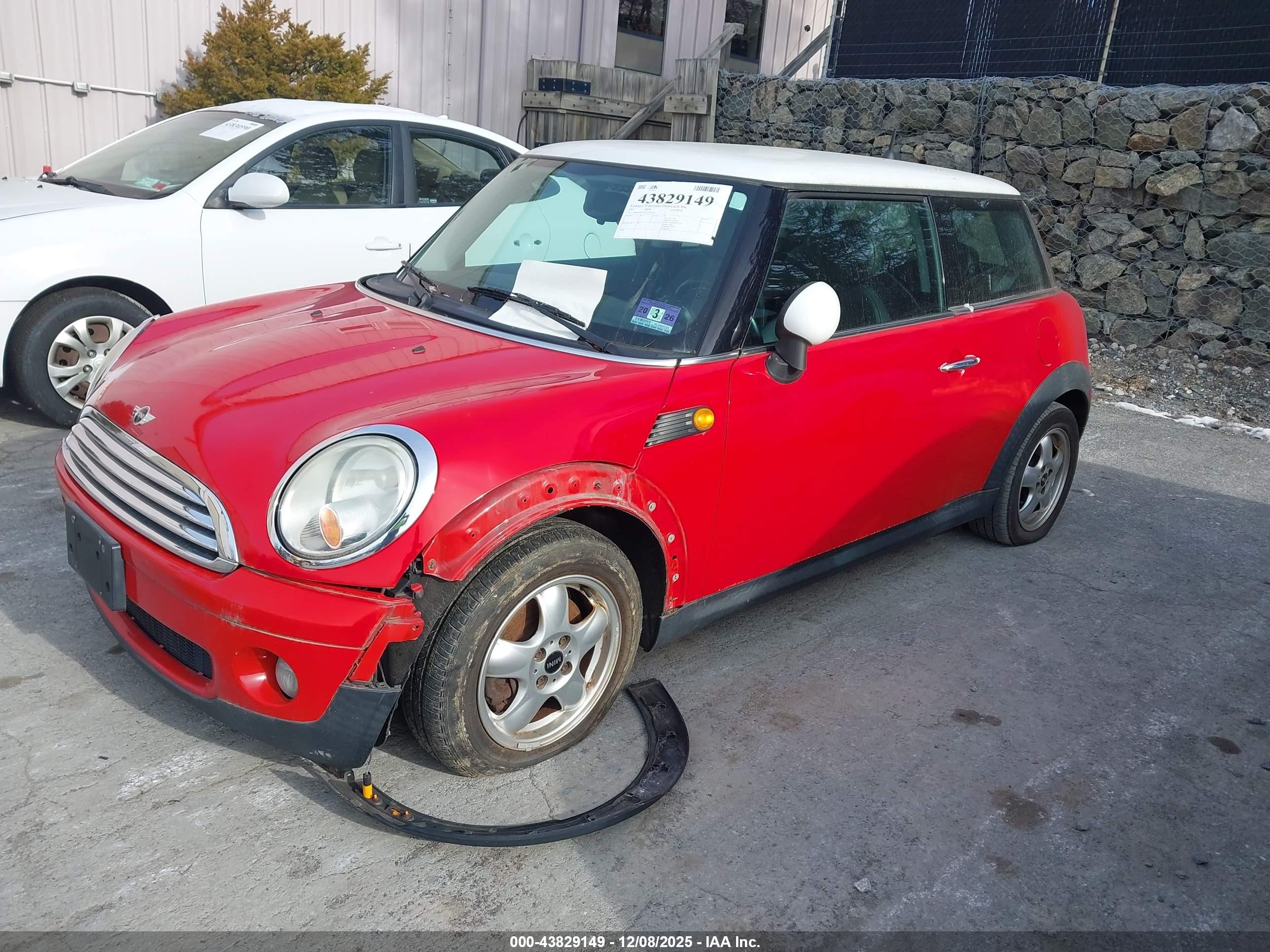 2007 Mini Cooper   Red vin: WMWMF33577TL67458