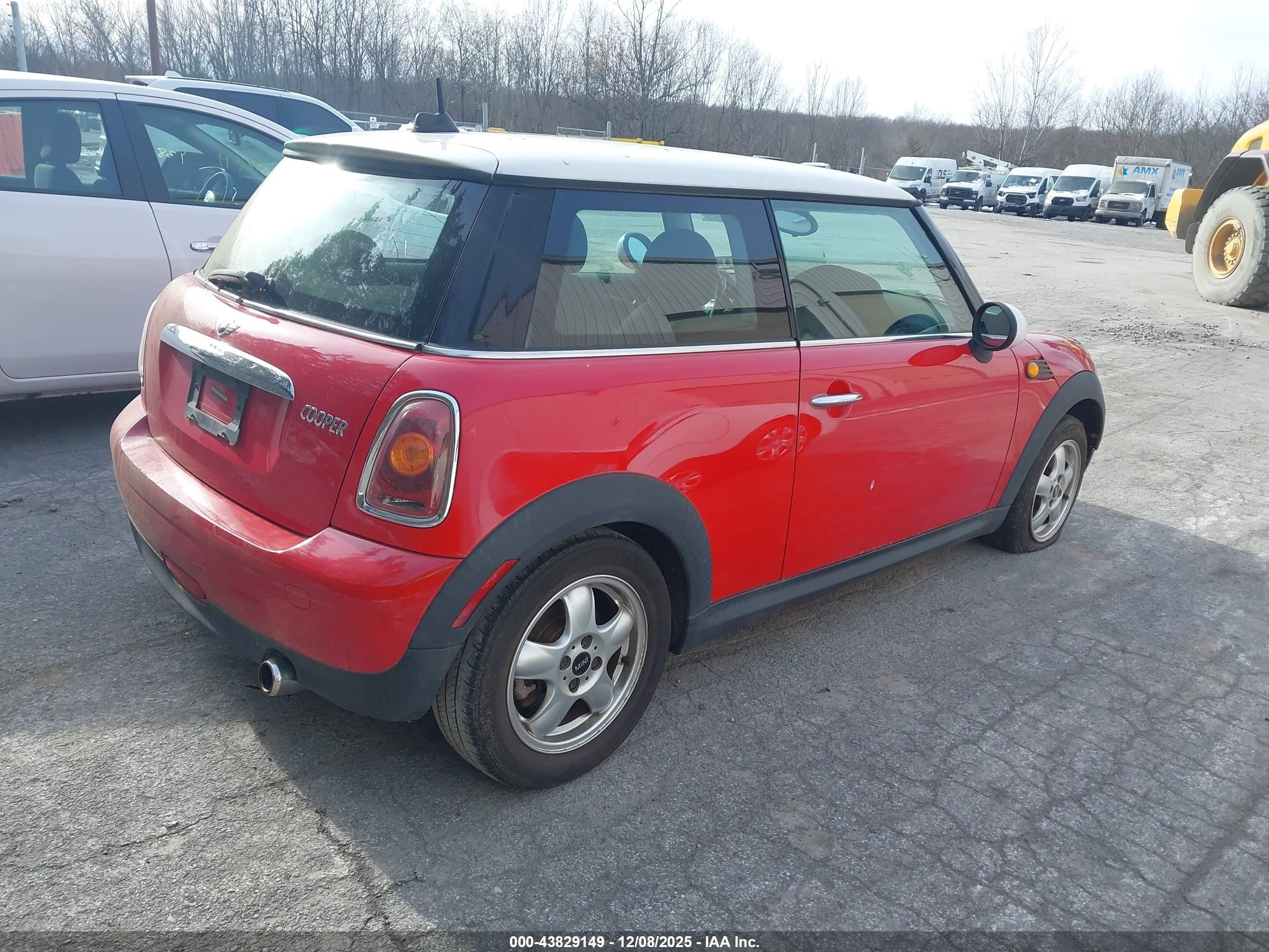 2007 Mini Cooper   Red vin: WMWMF33577TL67458