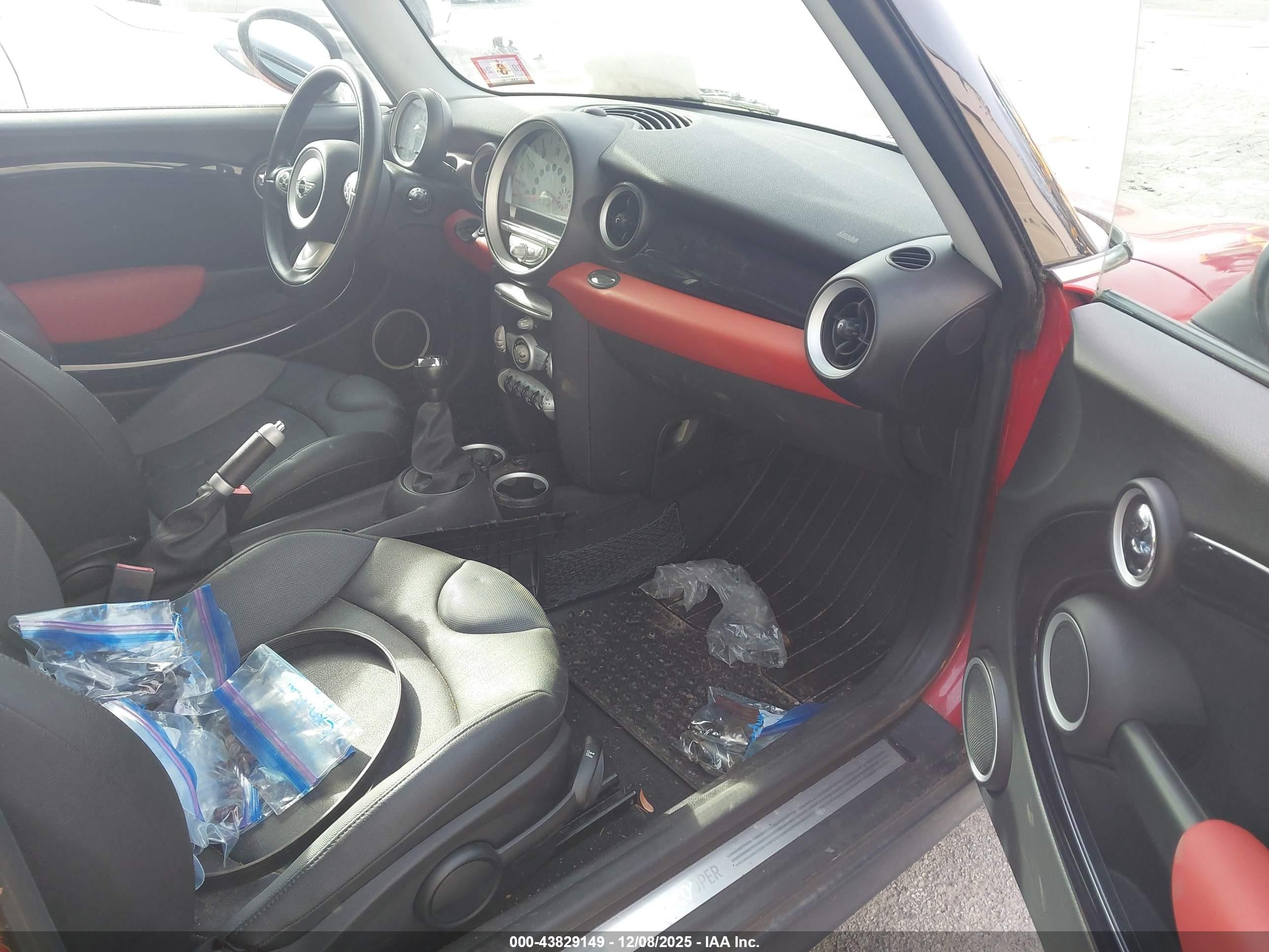 2007 Mini Cooper   Red vin: WMWMF33577TL67458