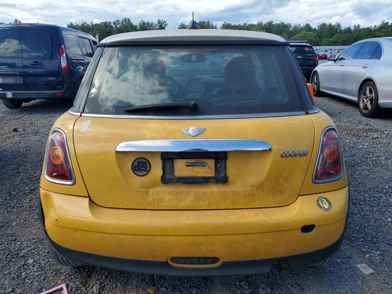 2007 Mini Cooper Yellow vin: WMWMF33577TU62876