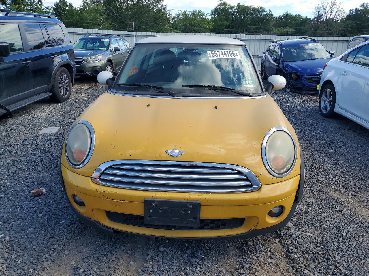 2007 Mini Cooper Yellow vin: WMWMF33577TU62876