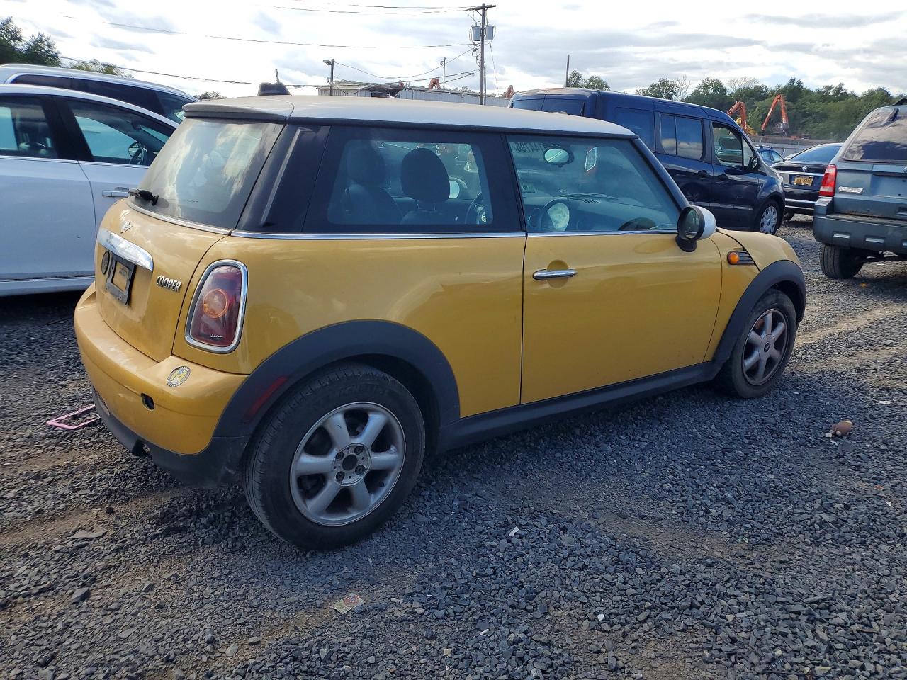2007 Mini Cooper Yellow vin: WMWMF33577TU62876