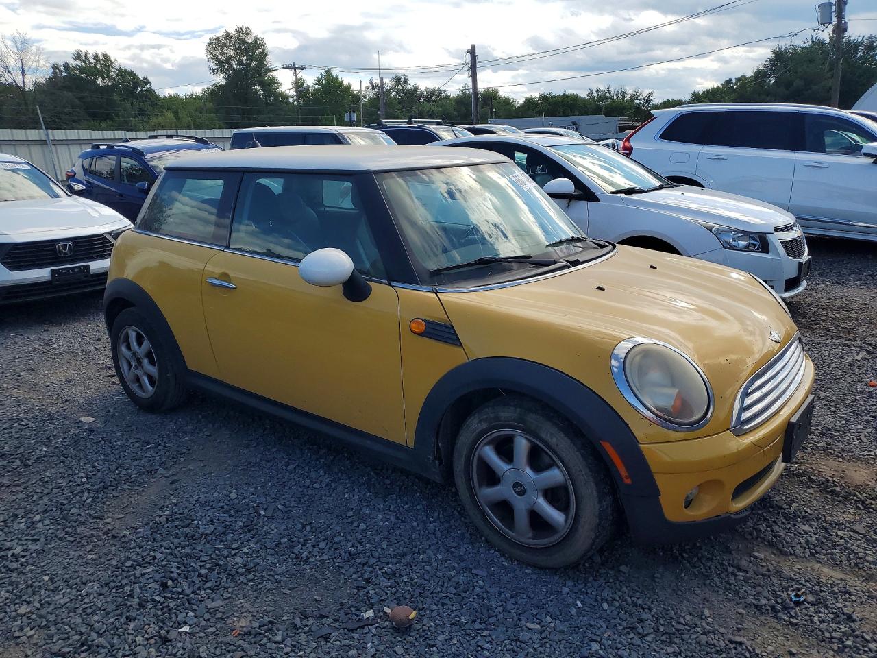 2007 Mini Cooper Yellow vin: WMWMF33577TU62876