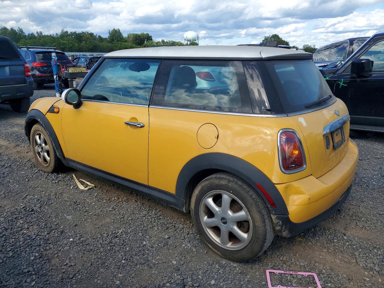 2007 Mini Cooper Yellow vin: WMWMF33577TU62876