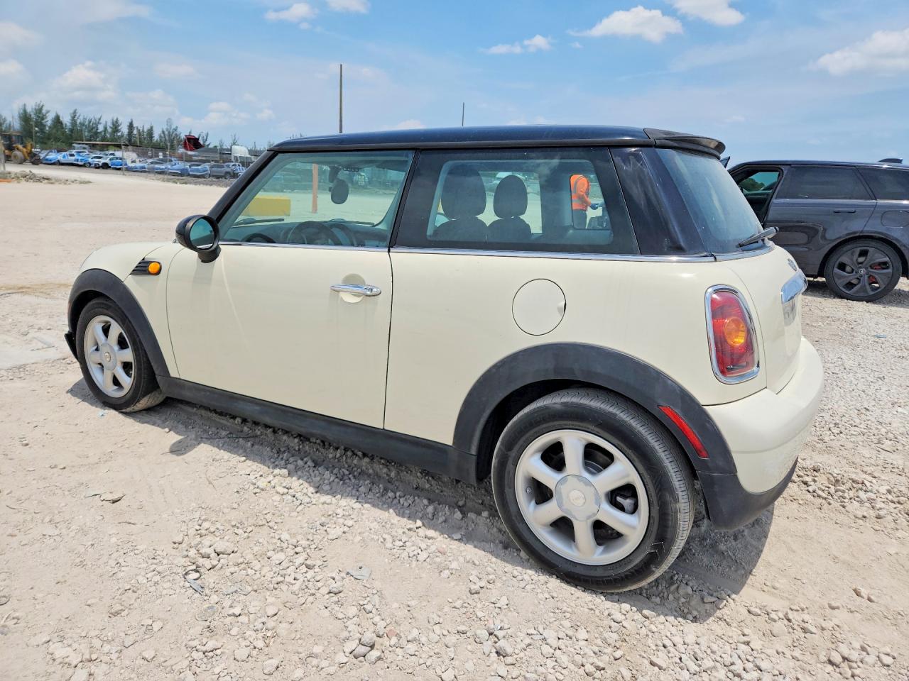 2008 Mini Cooper Cream vin: WMWMF33578TT66280