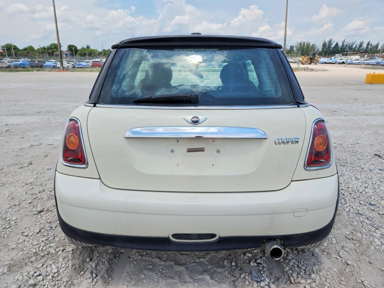 2008 Mini Cooper Cream vin: WMWMF33578TT66280