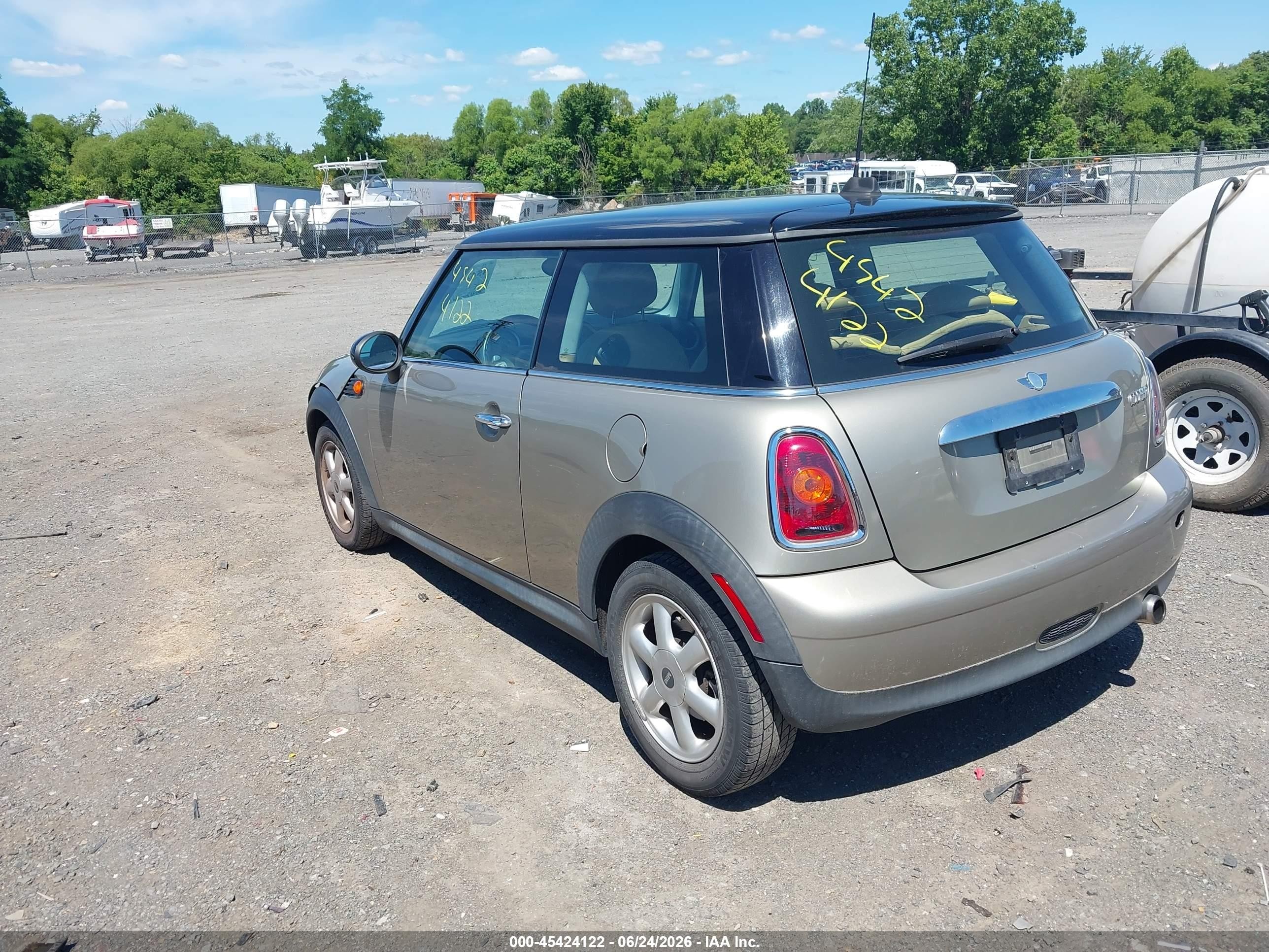 2007 Mini Cooper   Gold vin: WMWMF33587TT56856