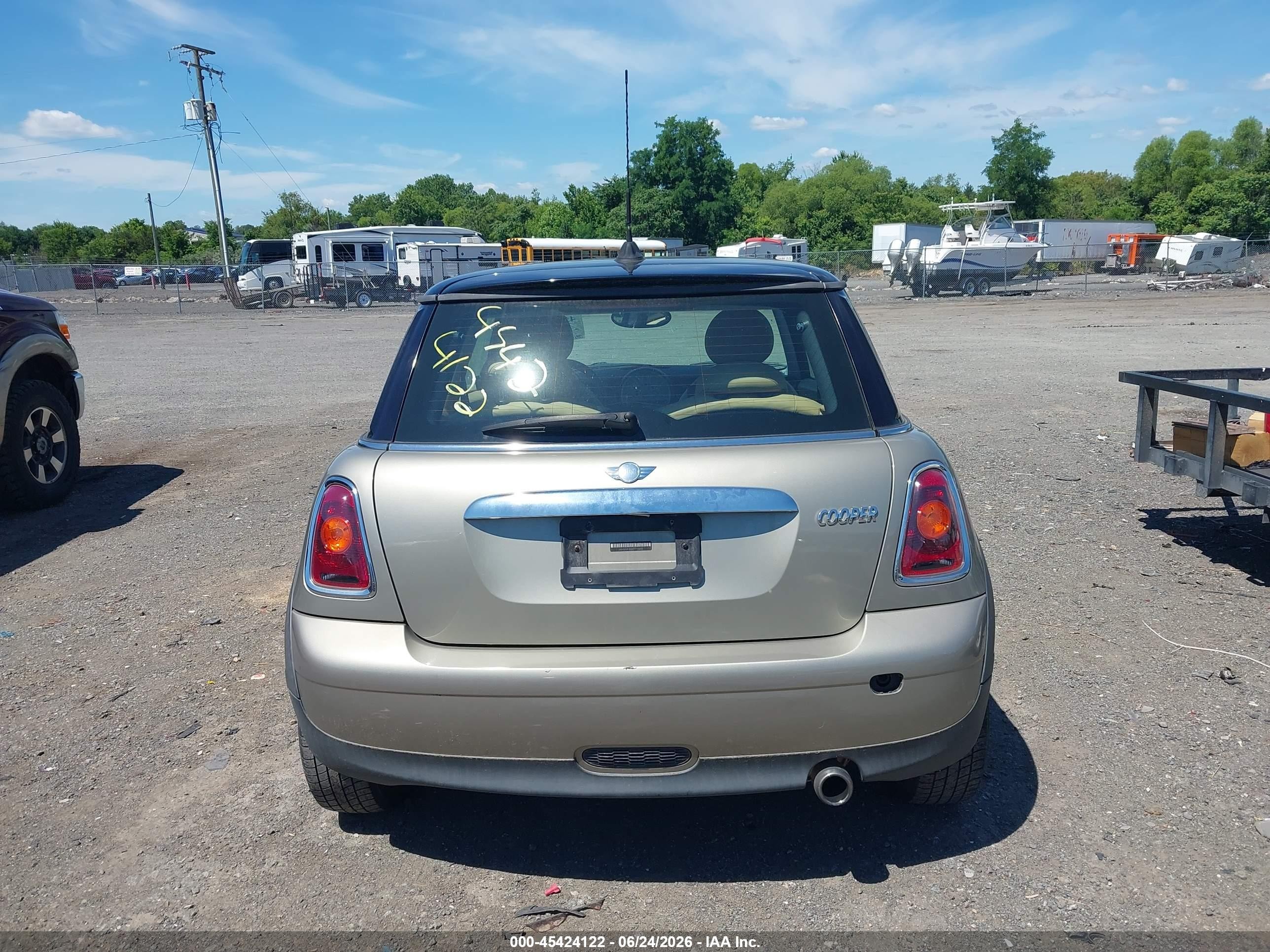 2007 Mini Cooper   Gold vin: WMWMF33587TT56856