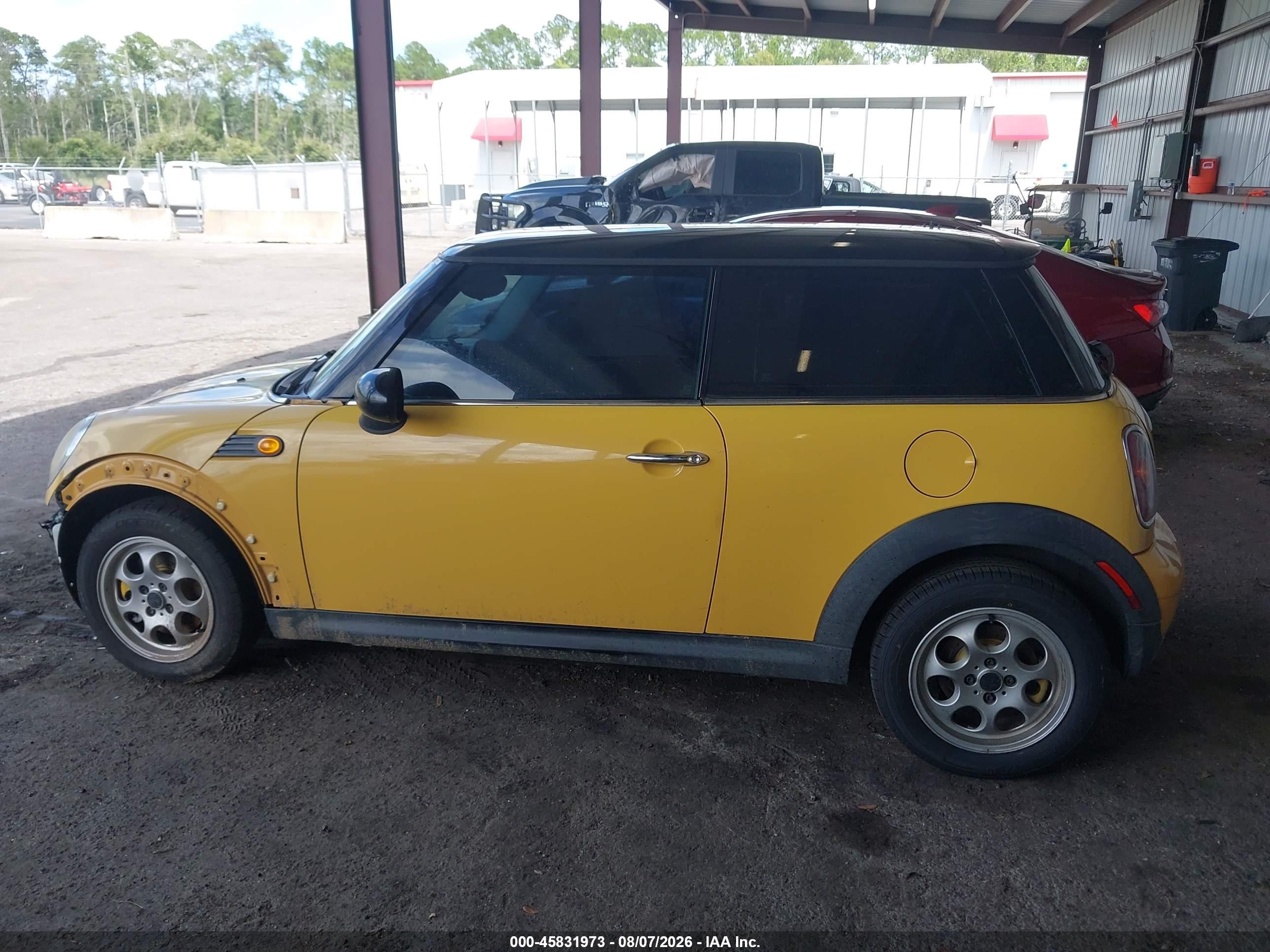 2009 Mini Cooper   Желтый vin: WMWMF33589TU76031