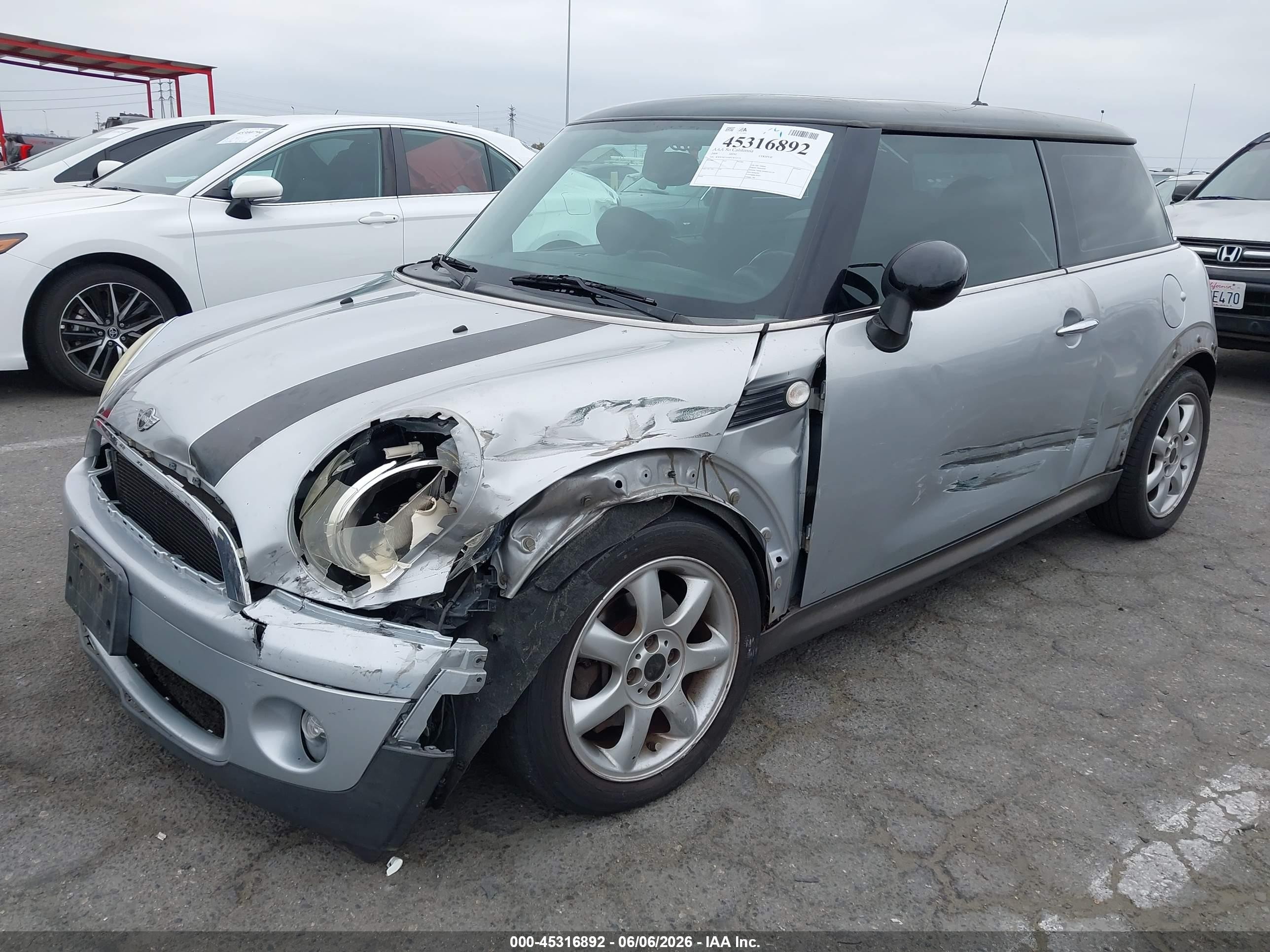 2009 Mini Cooper   Silver vin: WMWMF33589TW72518