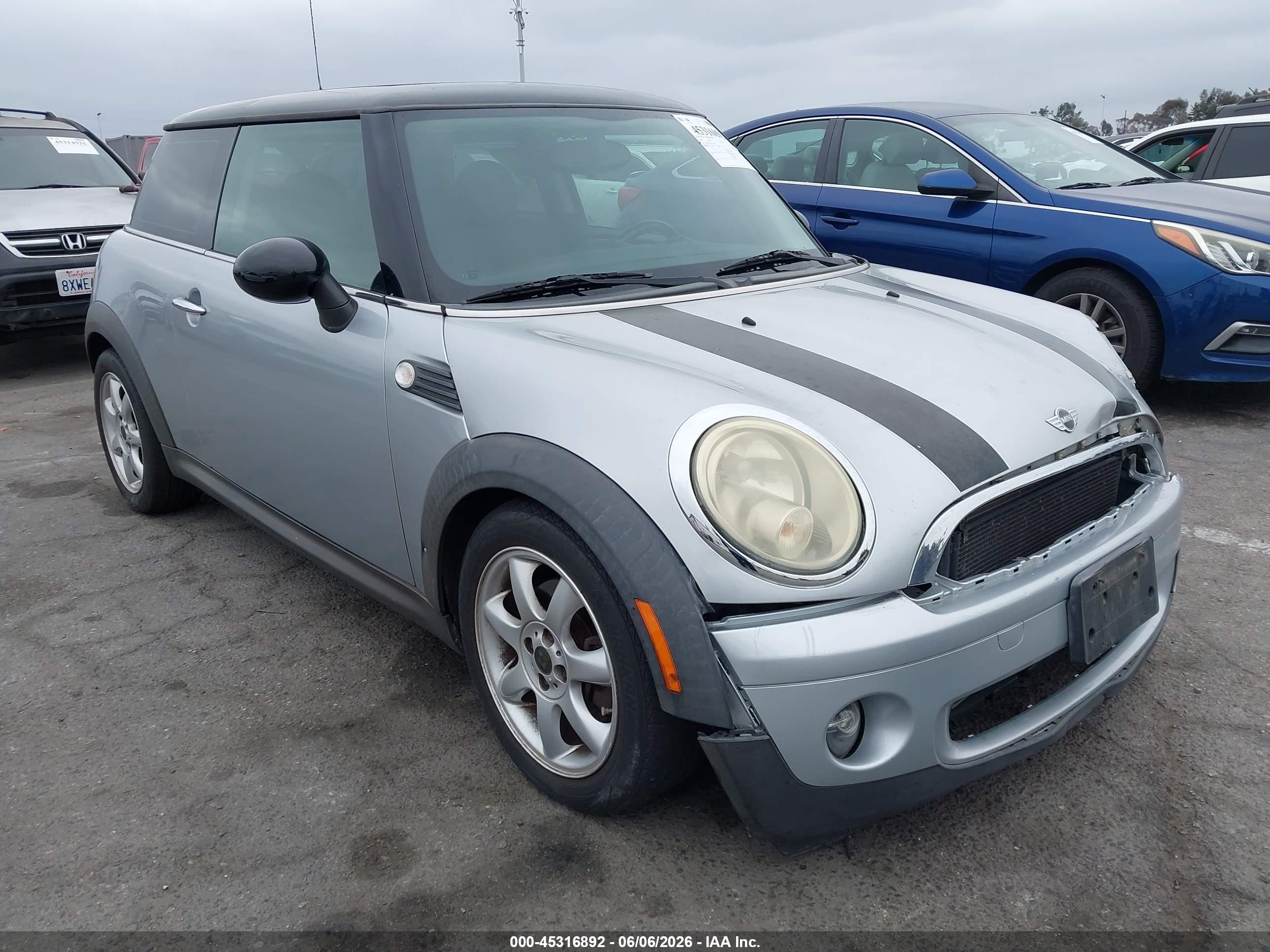 2009 Mini Cooper   Silver vin: WMWMF33589TW72518
