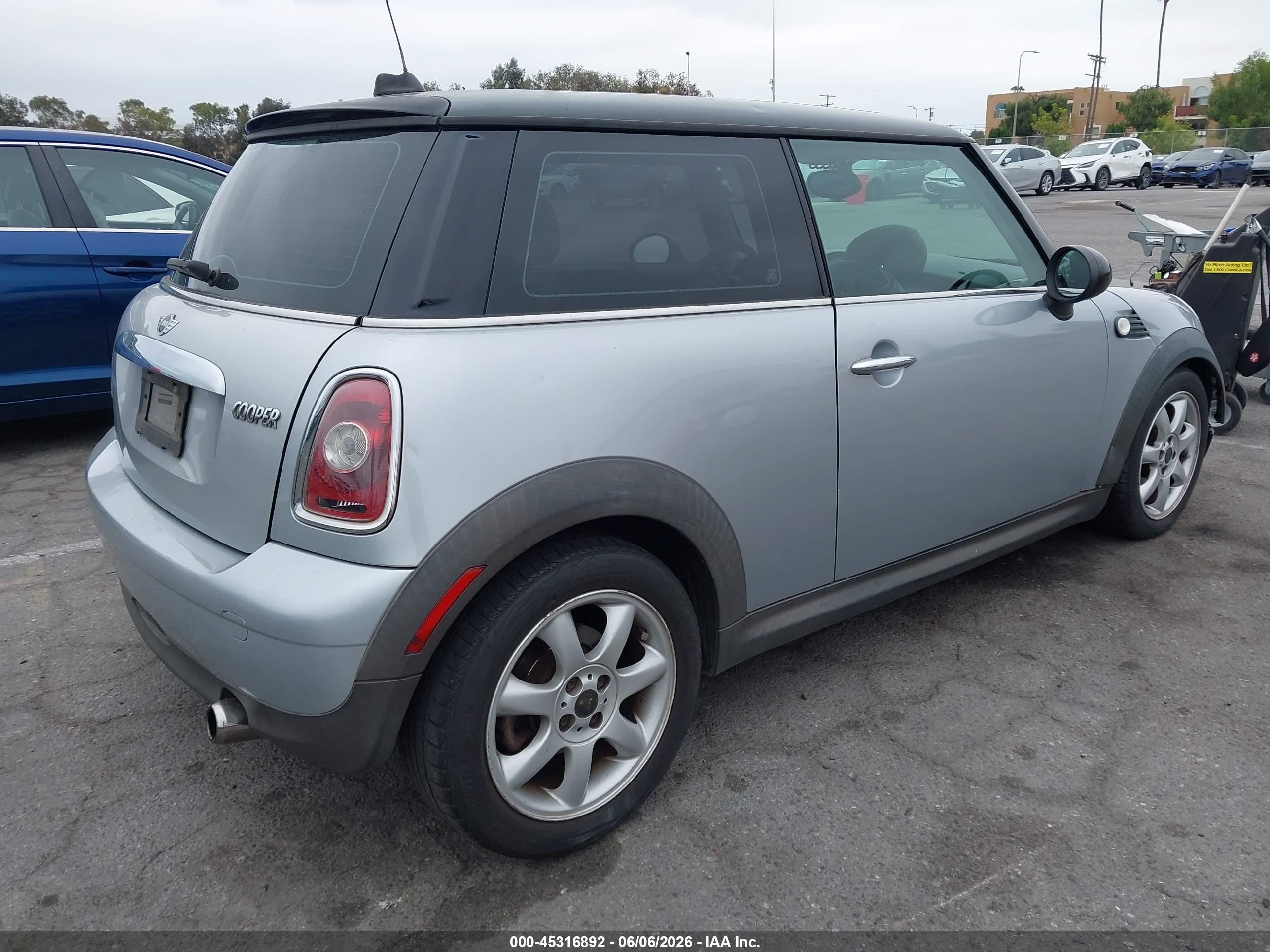 2009 Mini Cooper   Silver vin: WMWMF33589TW72518
