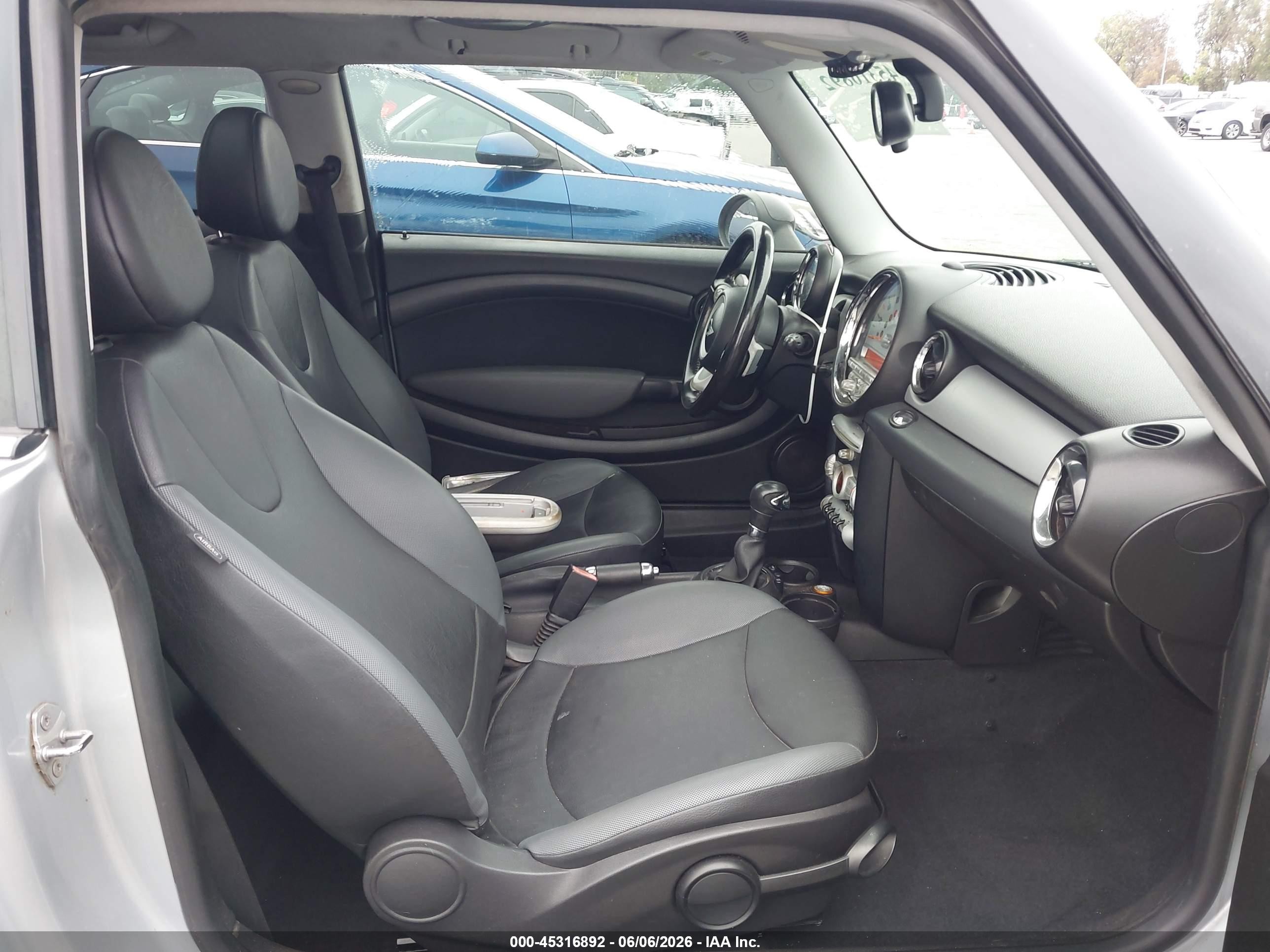 2009 Mini Cooper   Silver vin: WMWMF33589TW72518
