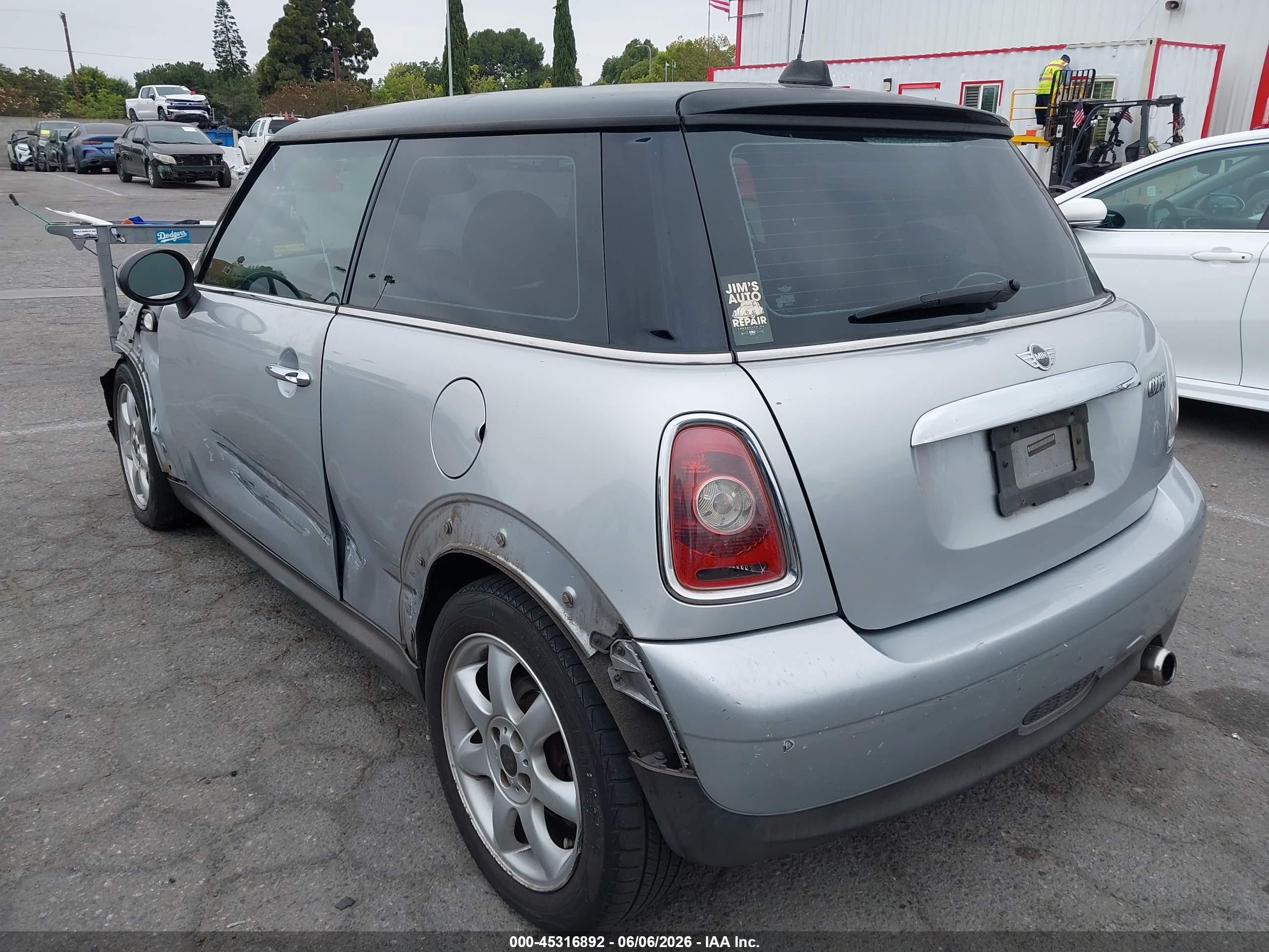 2009 Mini Cooper   Silver vin: WMWMF33589TW72518