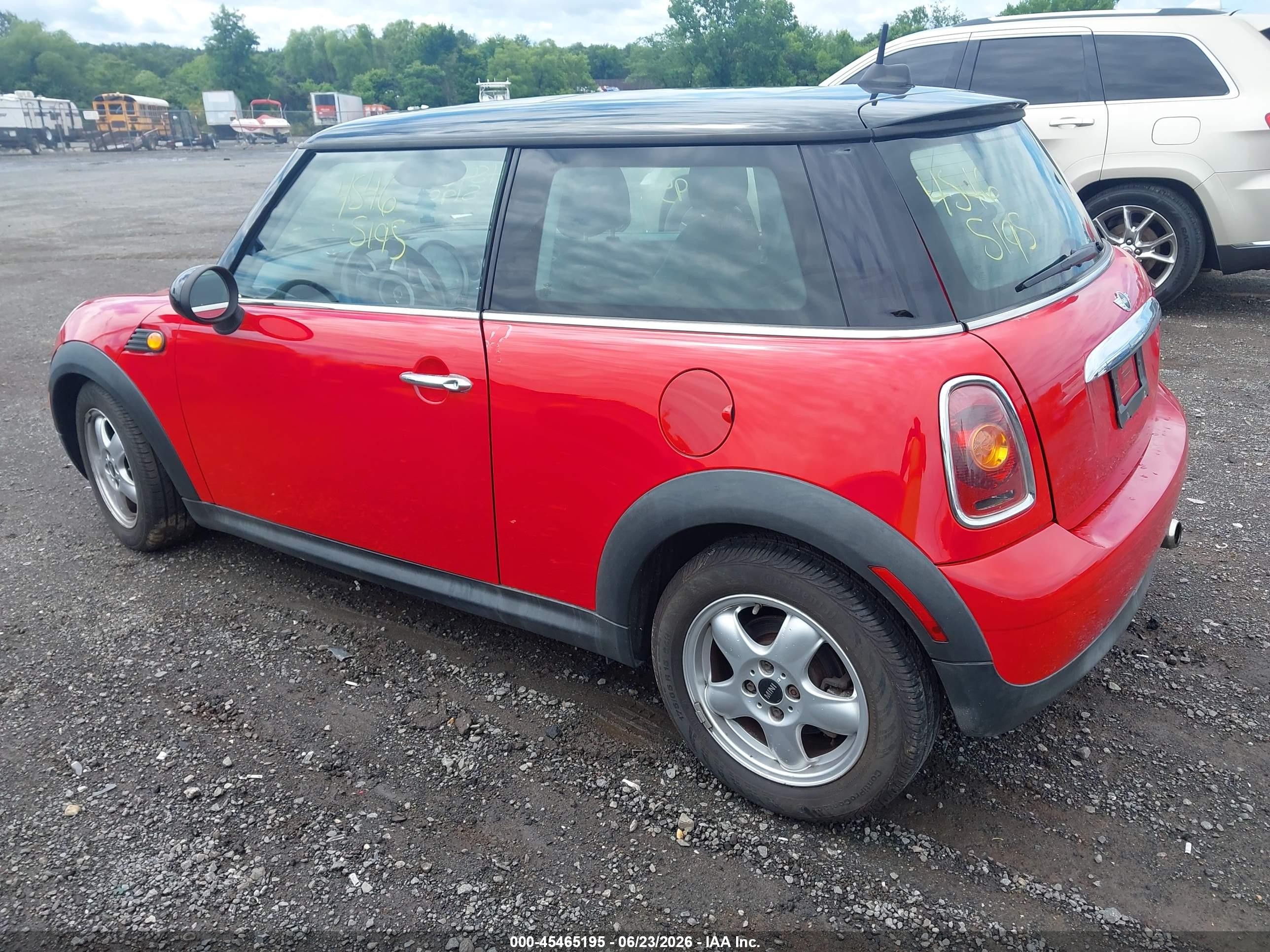2008 Mini Cooper Hardtop   Красный vin: WMWMF33598TT66068