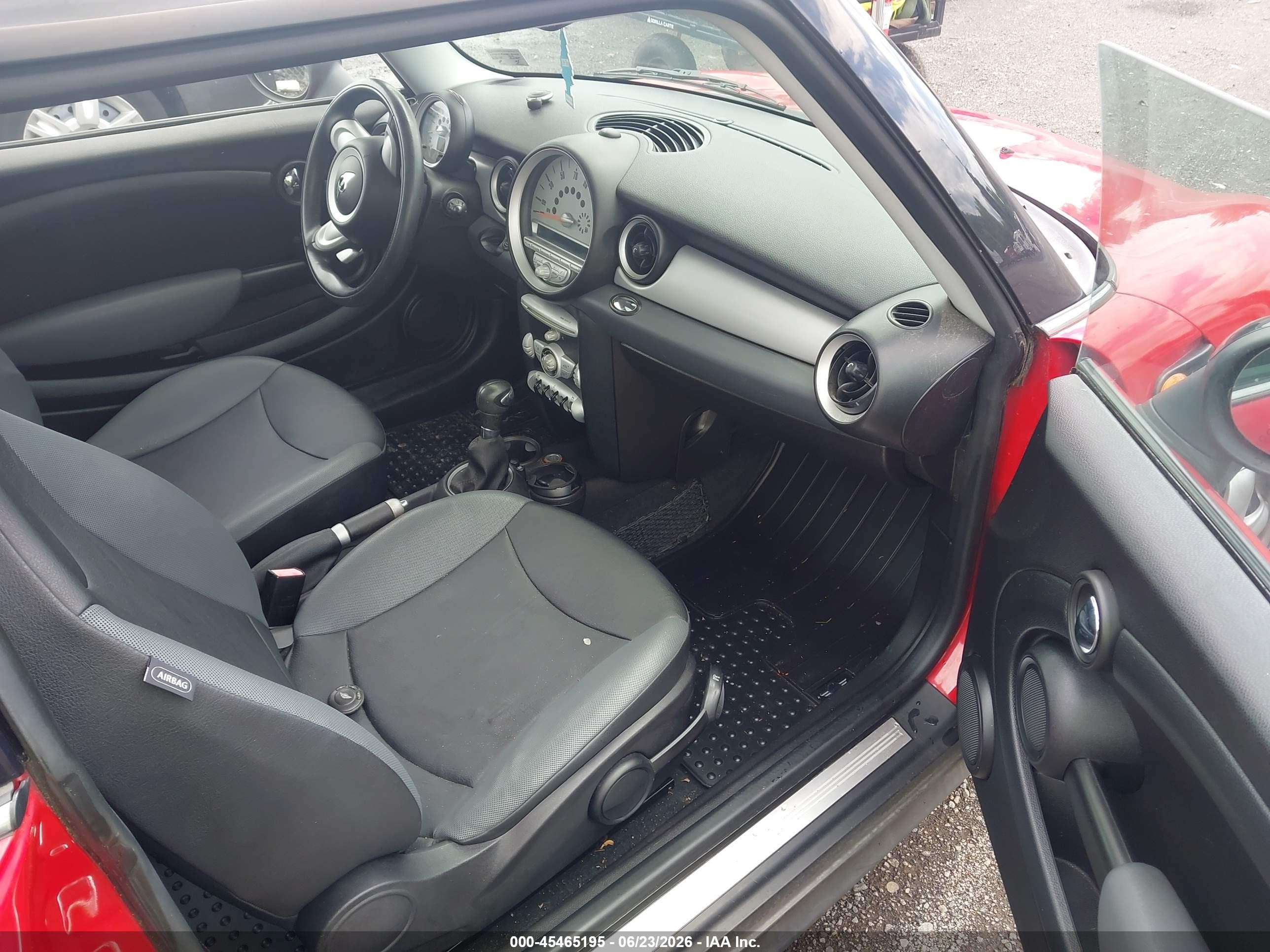2008 Mini Cooper Hardtop   Красный vin: WMWMF33598TT66068