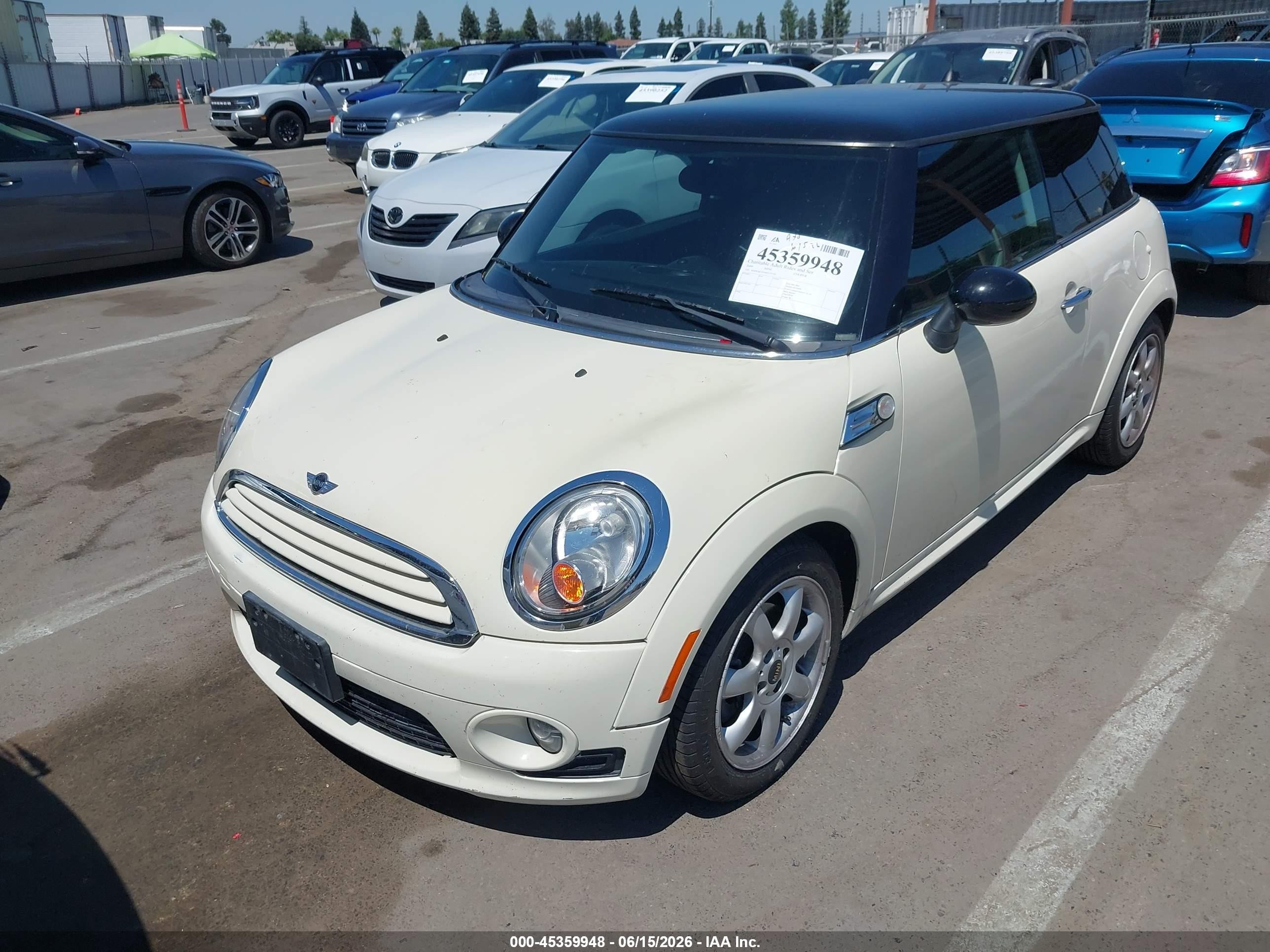 2009 Mini Cooper   White vin: WMWMF33599TU75759