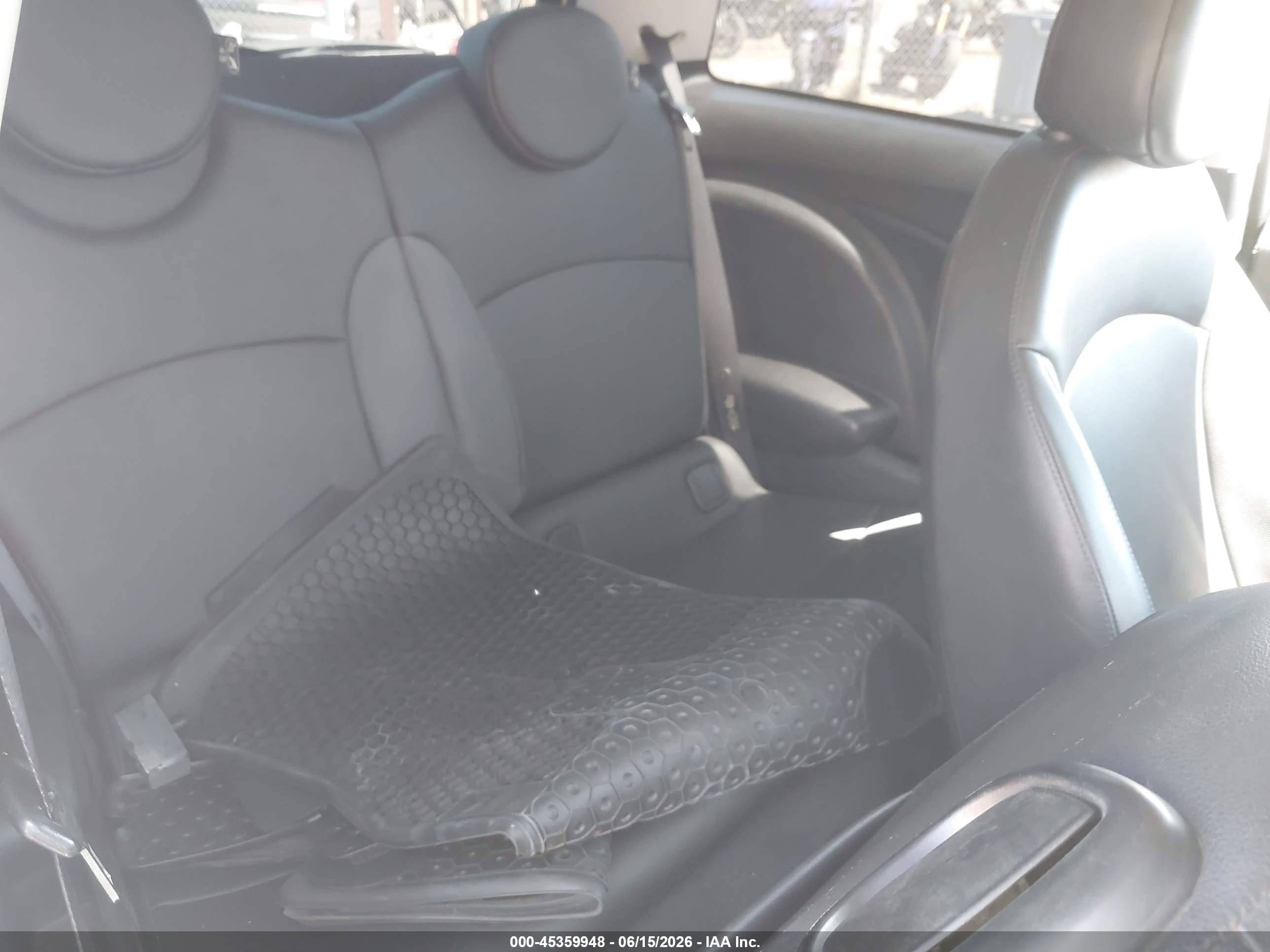 2009 Mini Cooper   White vin: WMWMF33599TU75759