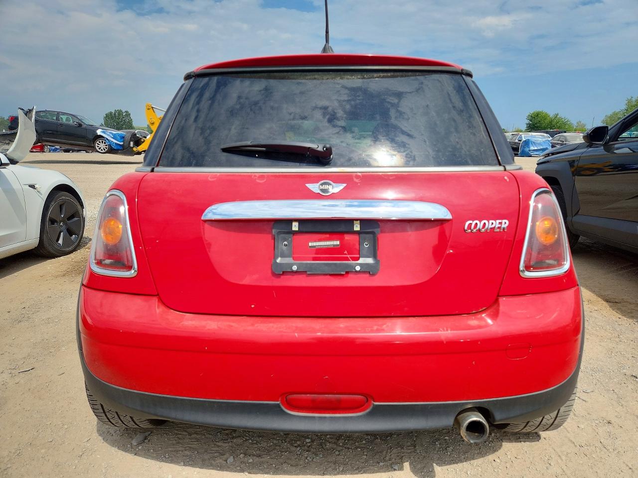 2009 Mini Cooper Red vin: WMWMF33599TZ21134