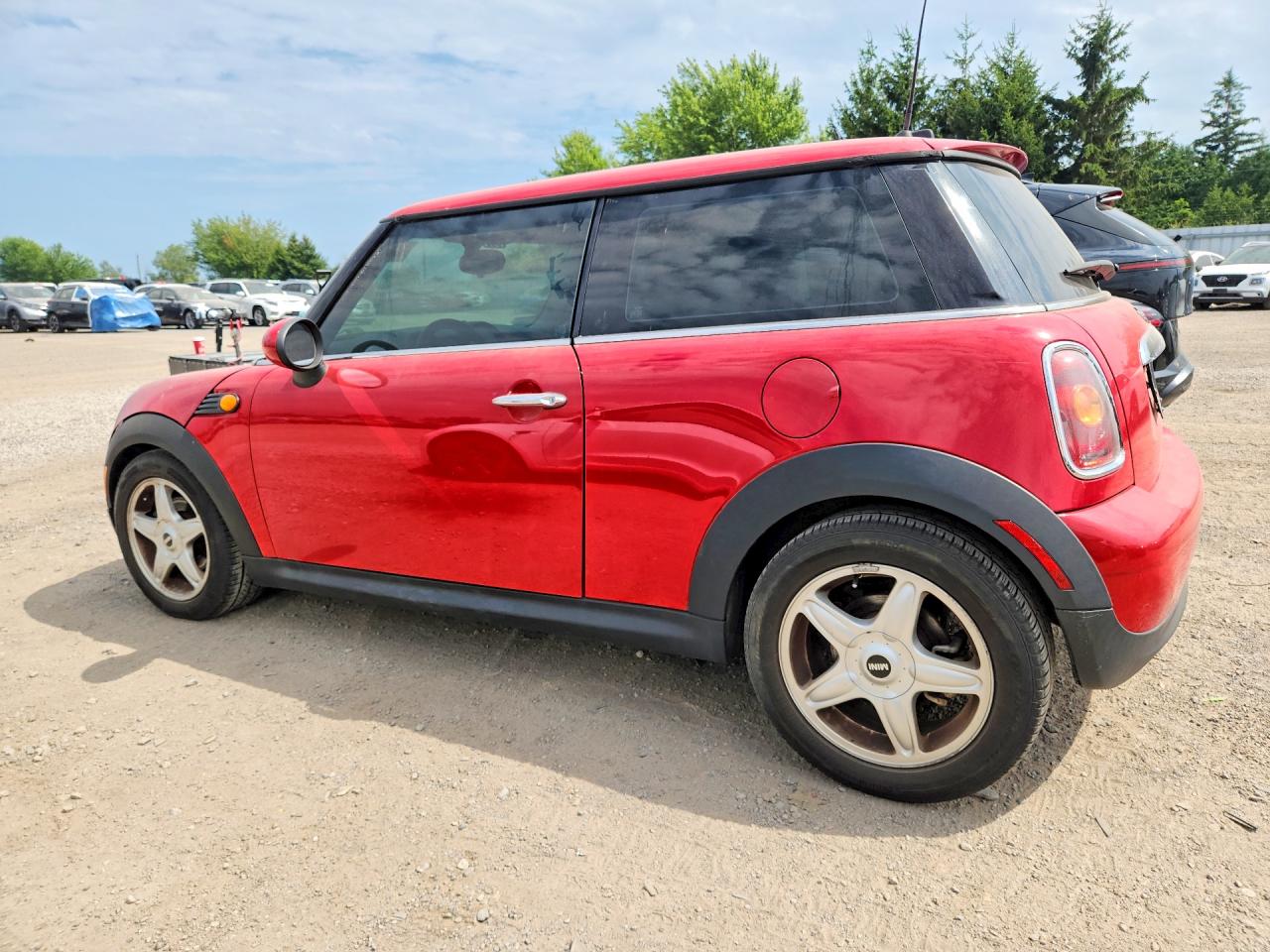 2009 Mini Cooper Red vin: WMWMF33599TZ21134