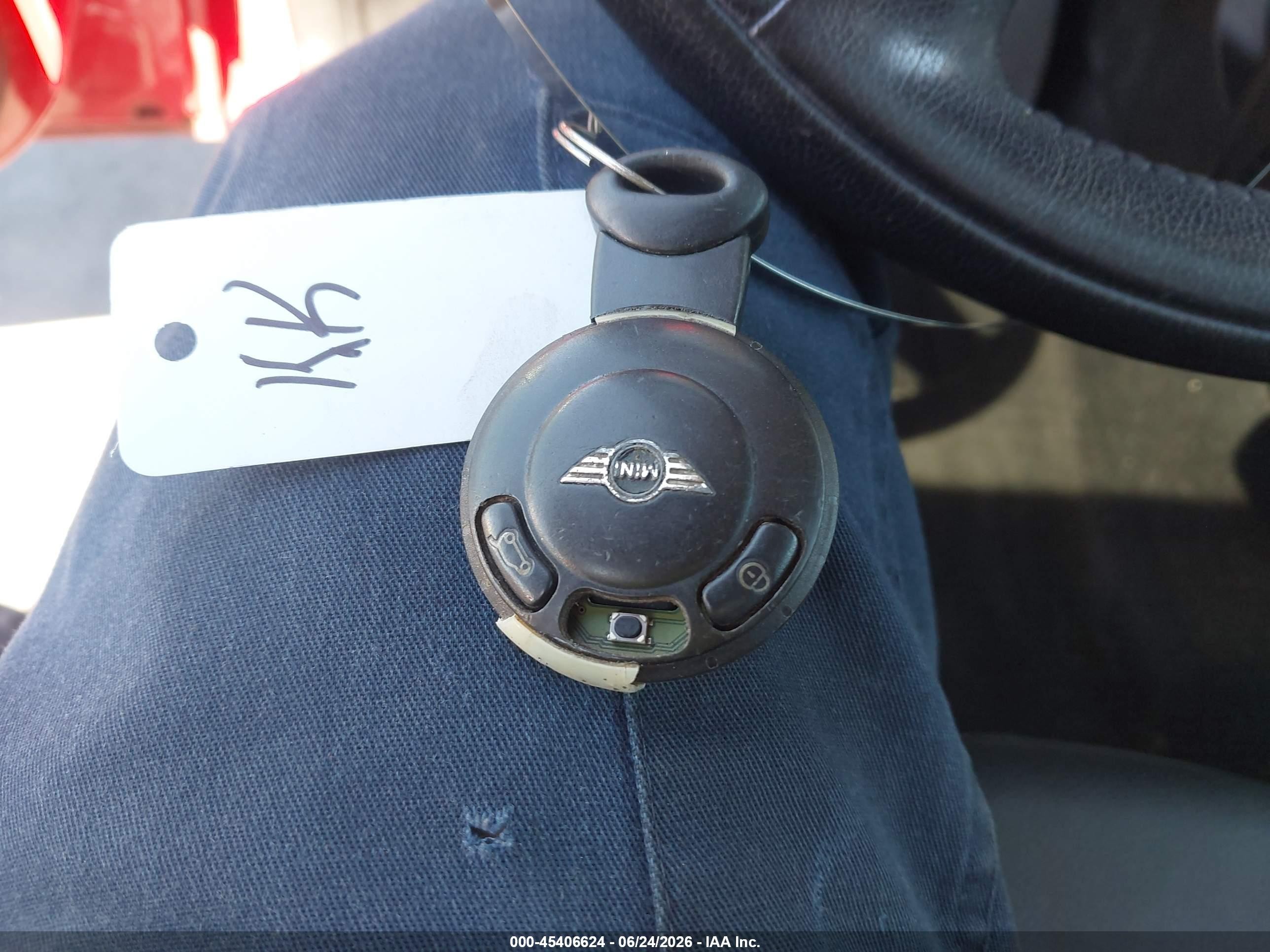 2008 Mini Cooper   Красный vin: WMWMF335X8TT62966