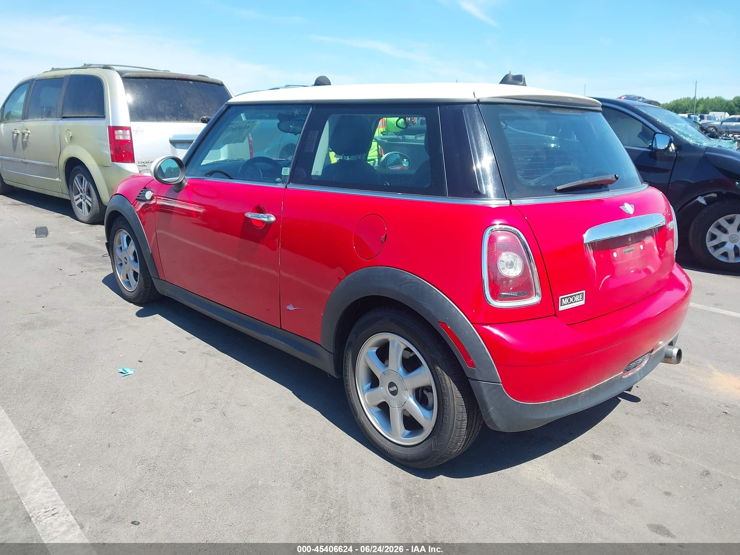 2008 Mini Cooper   Красный vin: WMWMF335X8TT62966