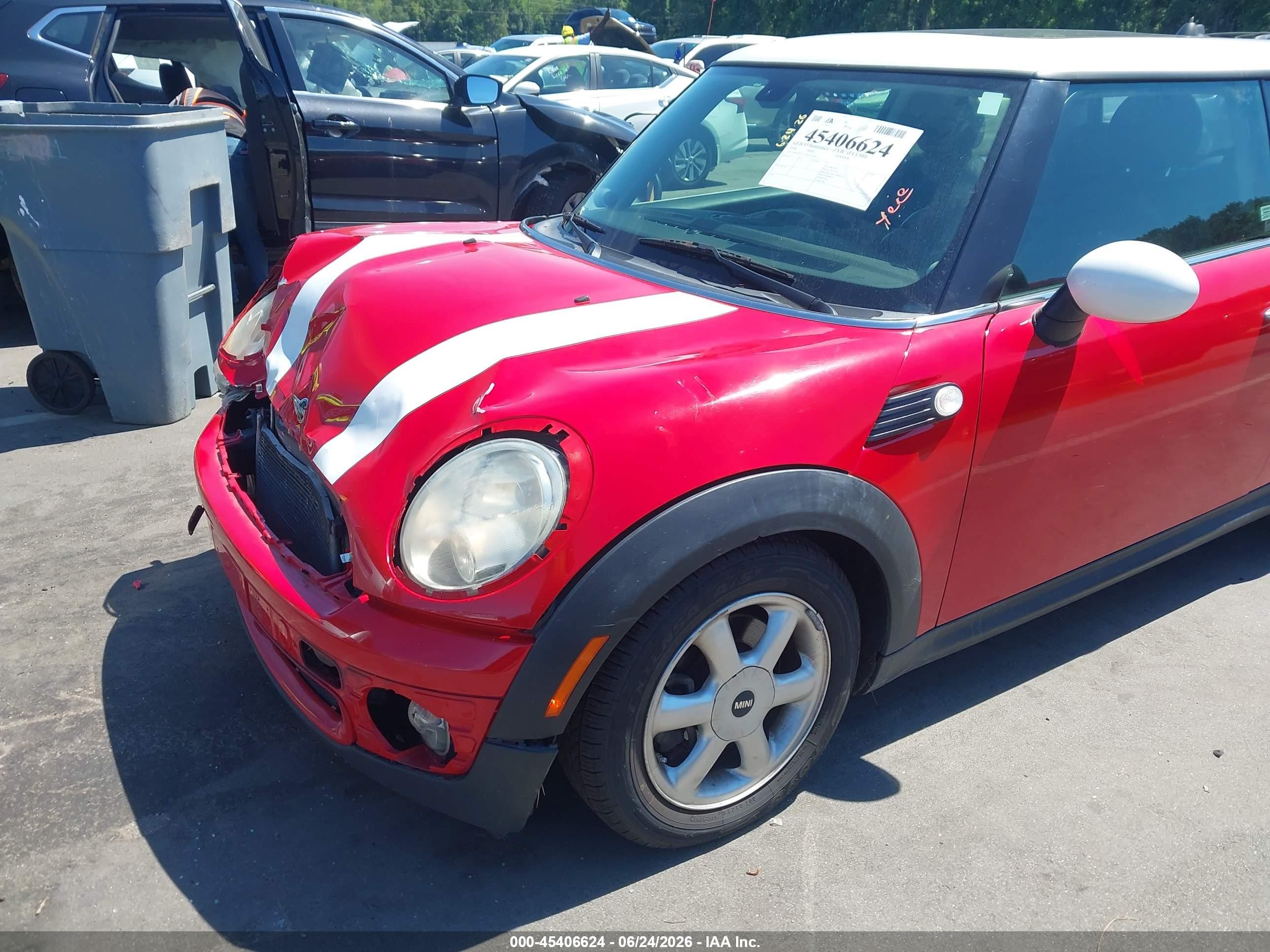 2008 Mini Cooper   Красный vin: WMWMF335X8TT62966