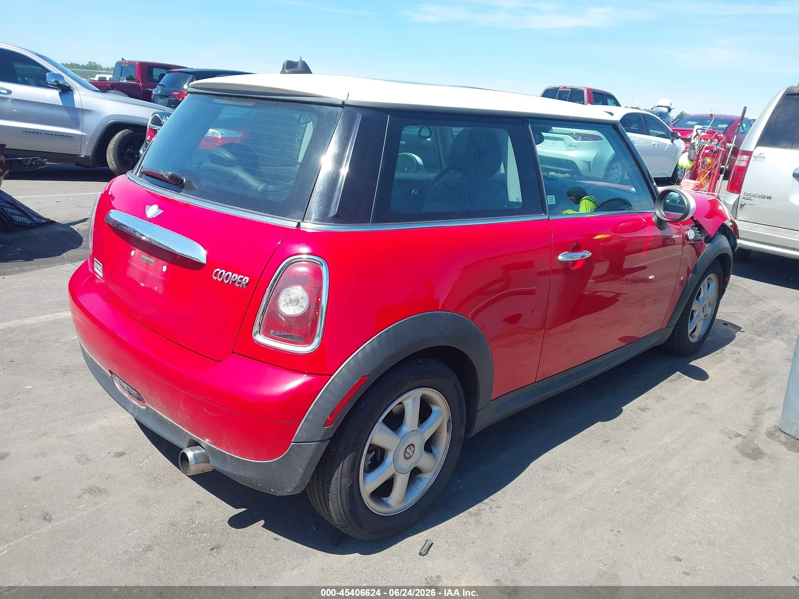 2008 Mini Cooper   Красный vin: WMWMF335X8TT62966