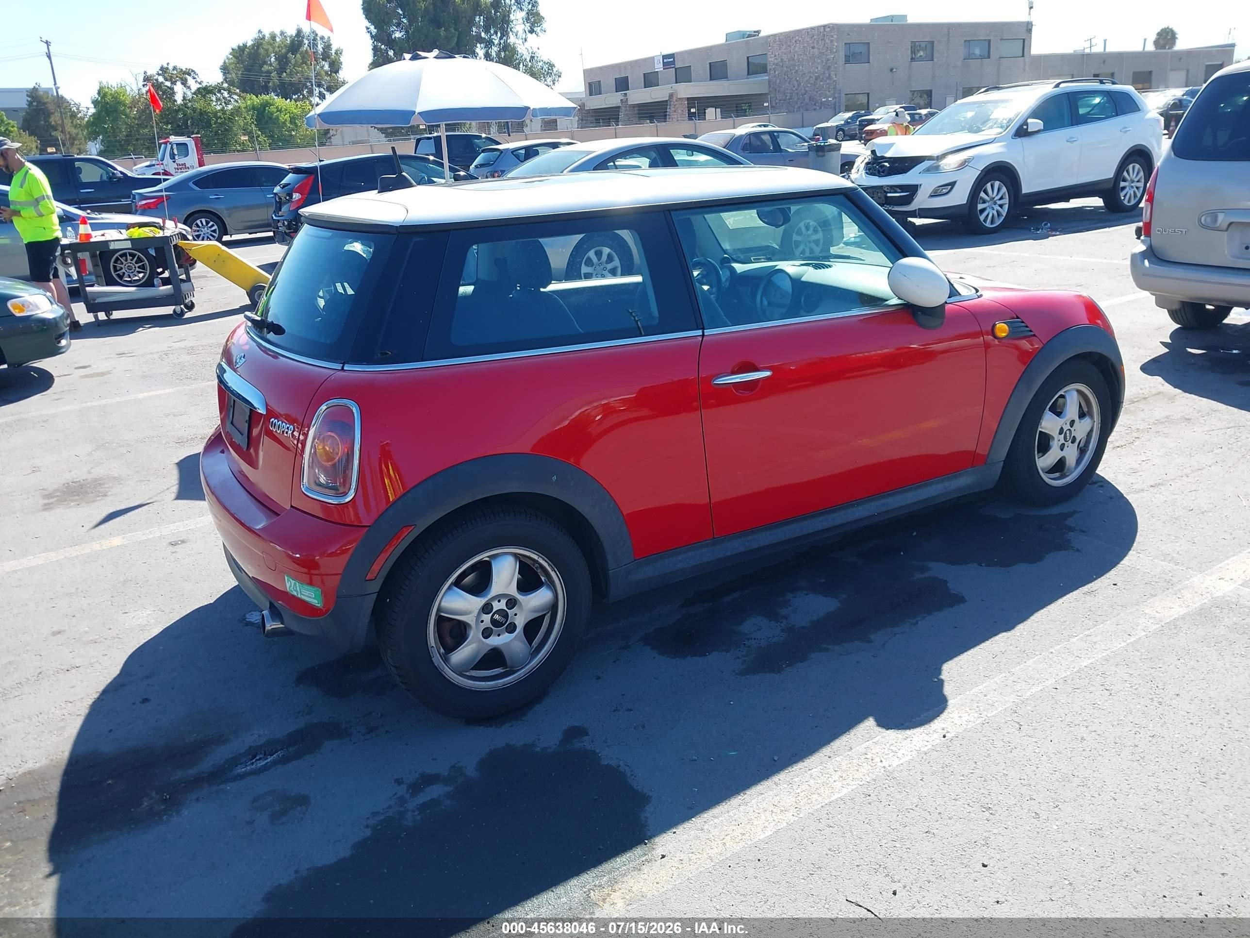 2008 Mini Cooper Hardtop   Red vin: WMWMF335X8TT67438