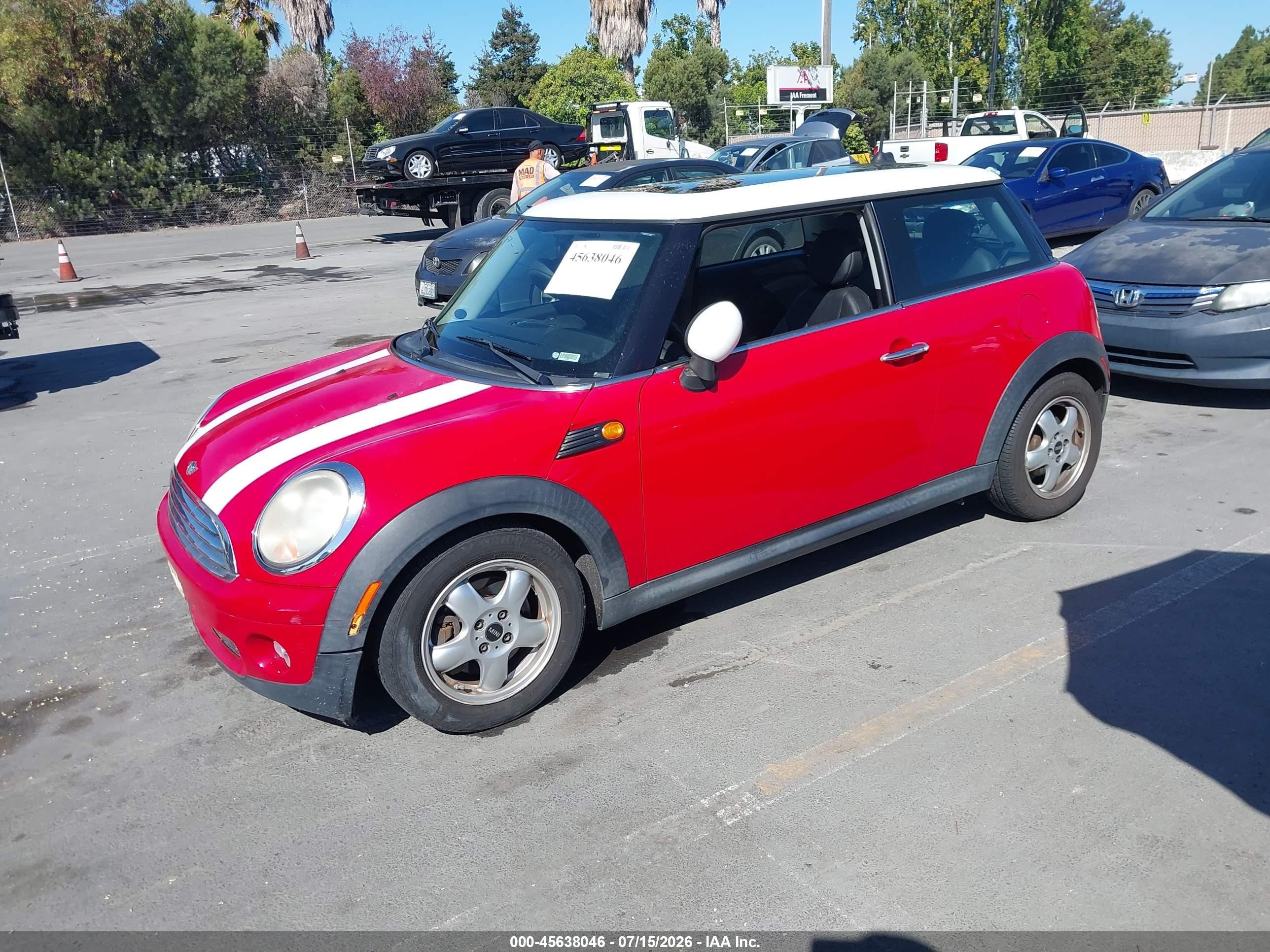 2008 Mini Cooper Hardtop   Red vin: WMWMF335X8TT67438