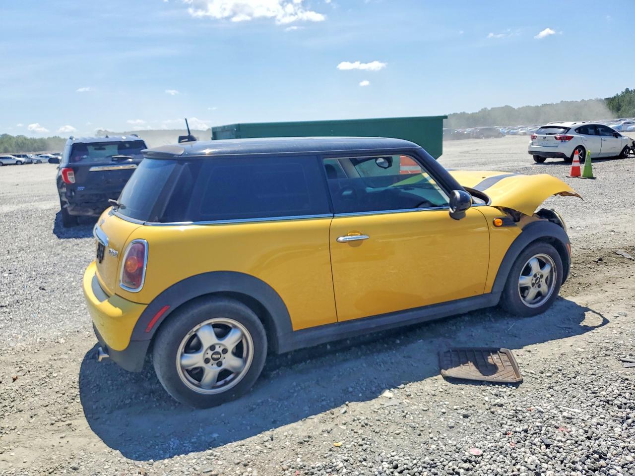 2009 Mini Cooper Yellow vin: WMWMF335X9TU71557