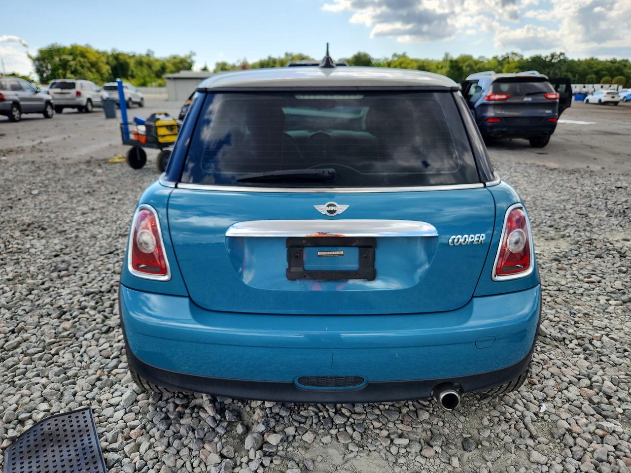 2010 Mini Cooper Turquoise vin: WMWMF3C50ATZ25044