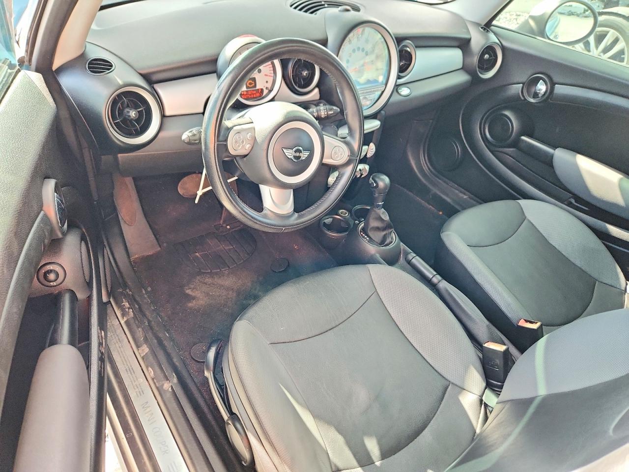 2010 Mini Cooper Turquoise vin: WMWMF3C50ATZ25044