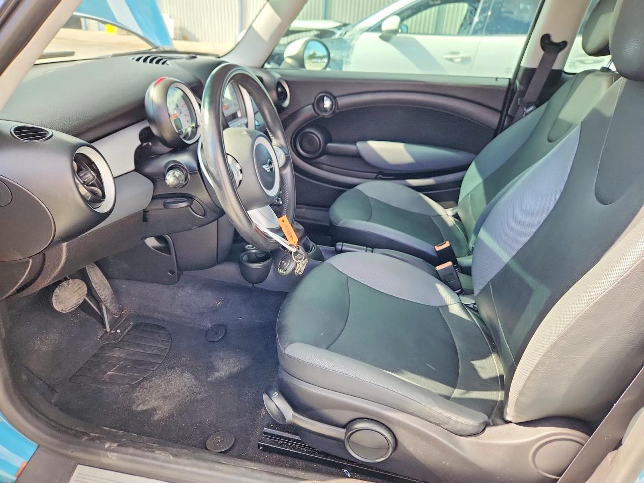 2010 Mini Cooper Turquoise vin: WMWMF3C50ATZ25044