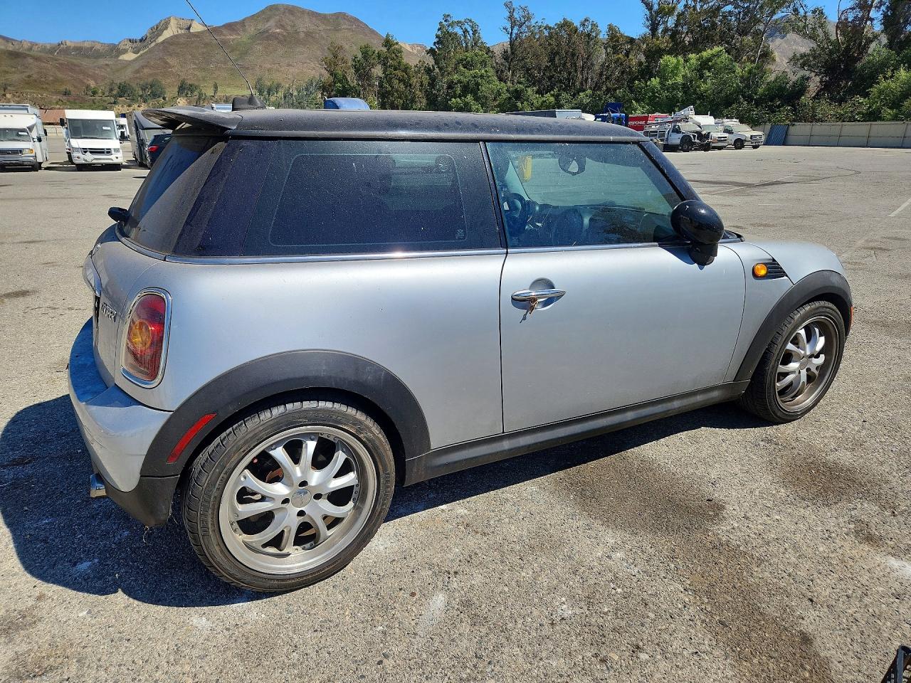 2010 Mini Cooper Silver vin: WMWMF3C50ATZ64264