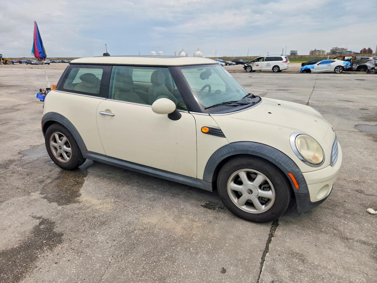 2010 Mini Cooper Кремовый vin: WMWMF3C51ATZ24145