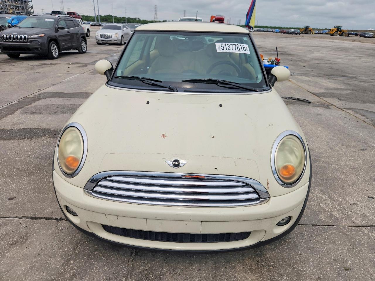 2010 Mini Cooper Кремовый vin: WMWMF3C51ATZ24145