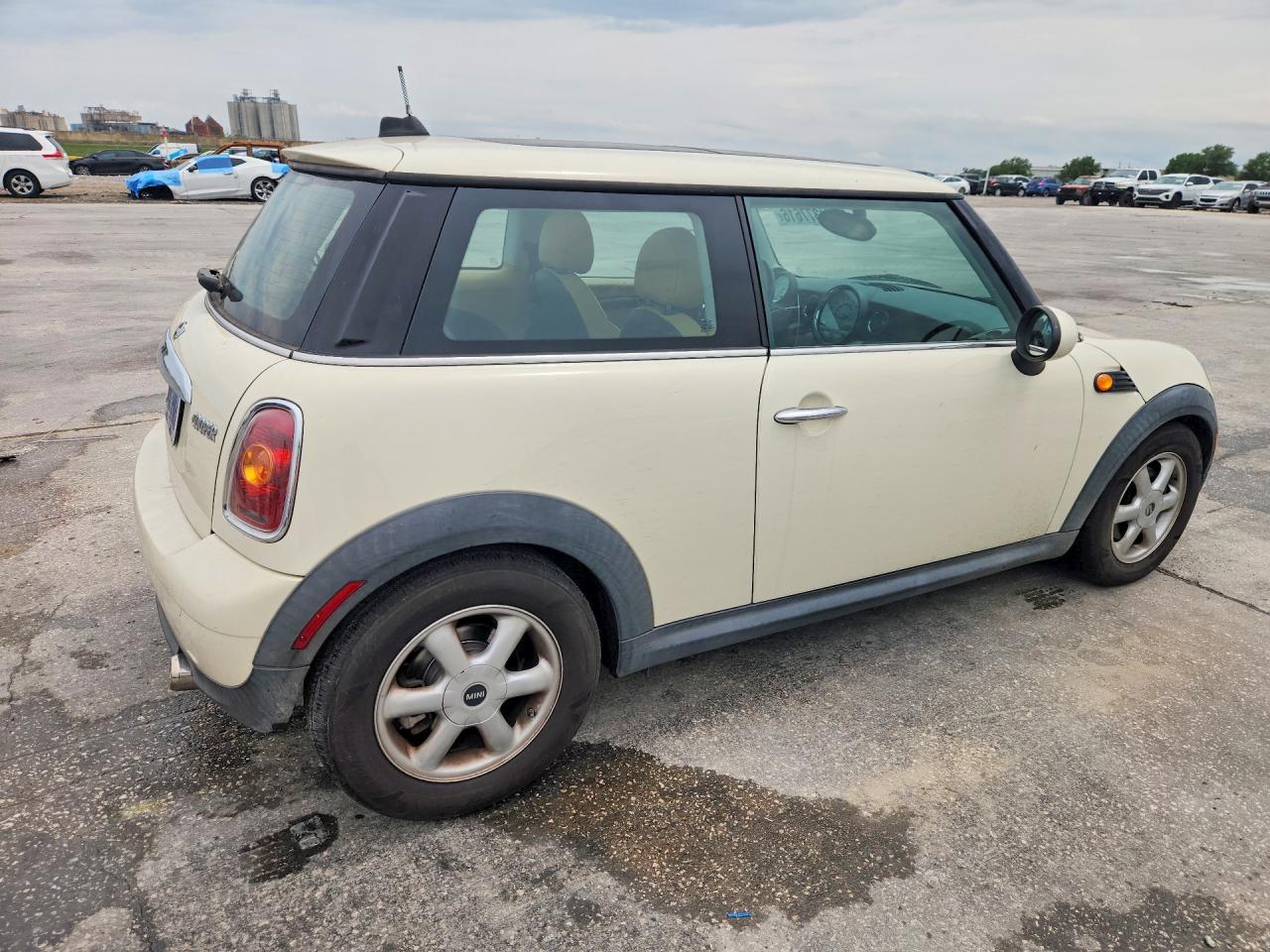 2010 Mini Cooper Кремовый vin: WMWMF3C51ATZ24145