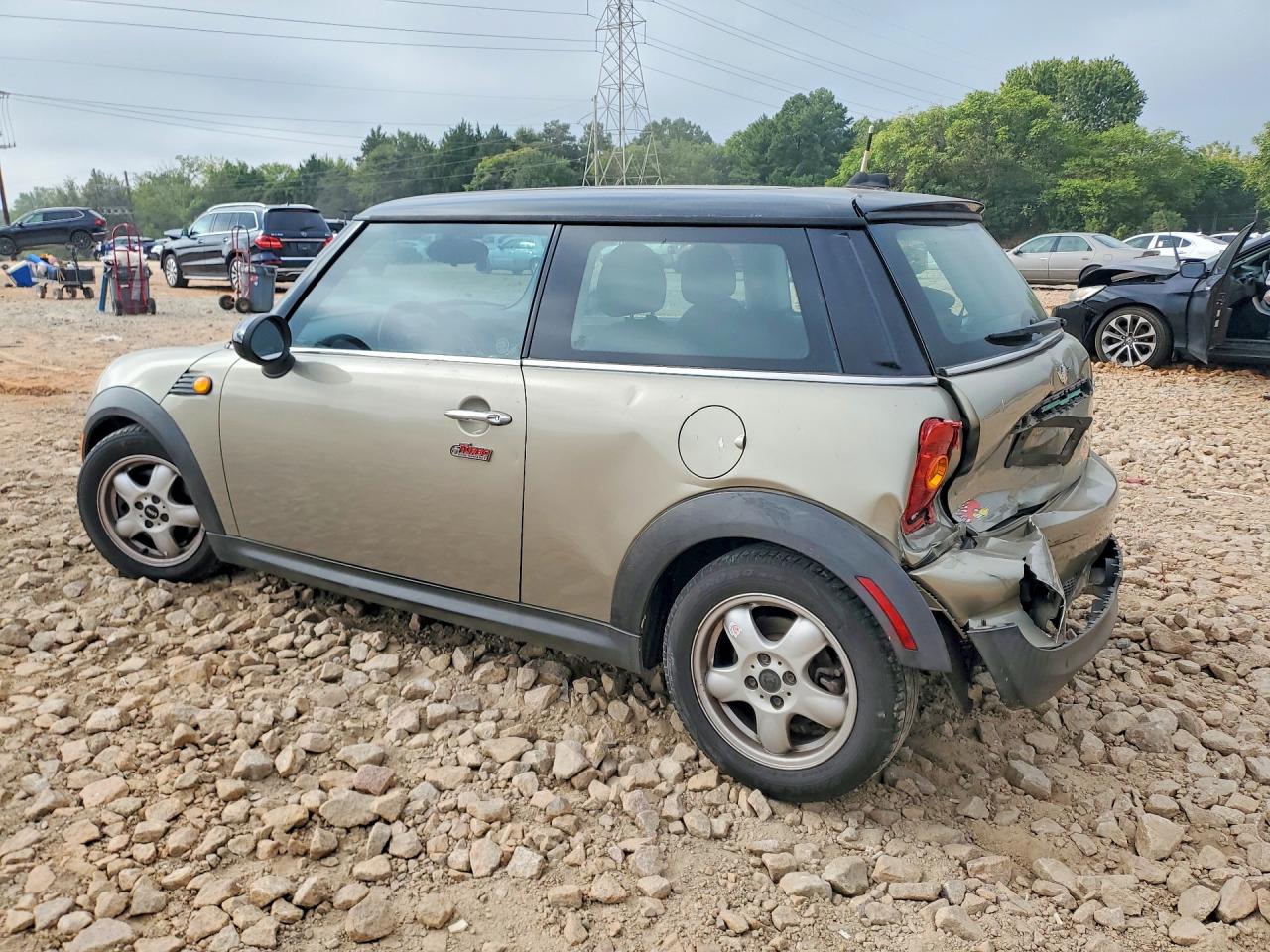 2010 Mini Cooper Beige vin: WMWMF3C51ATZ64807