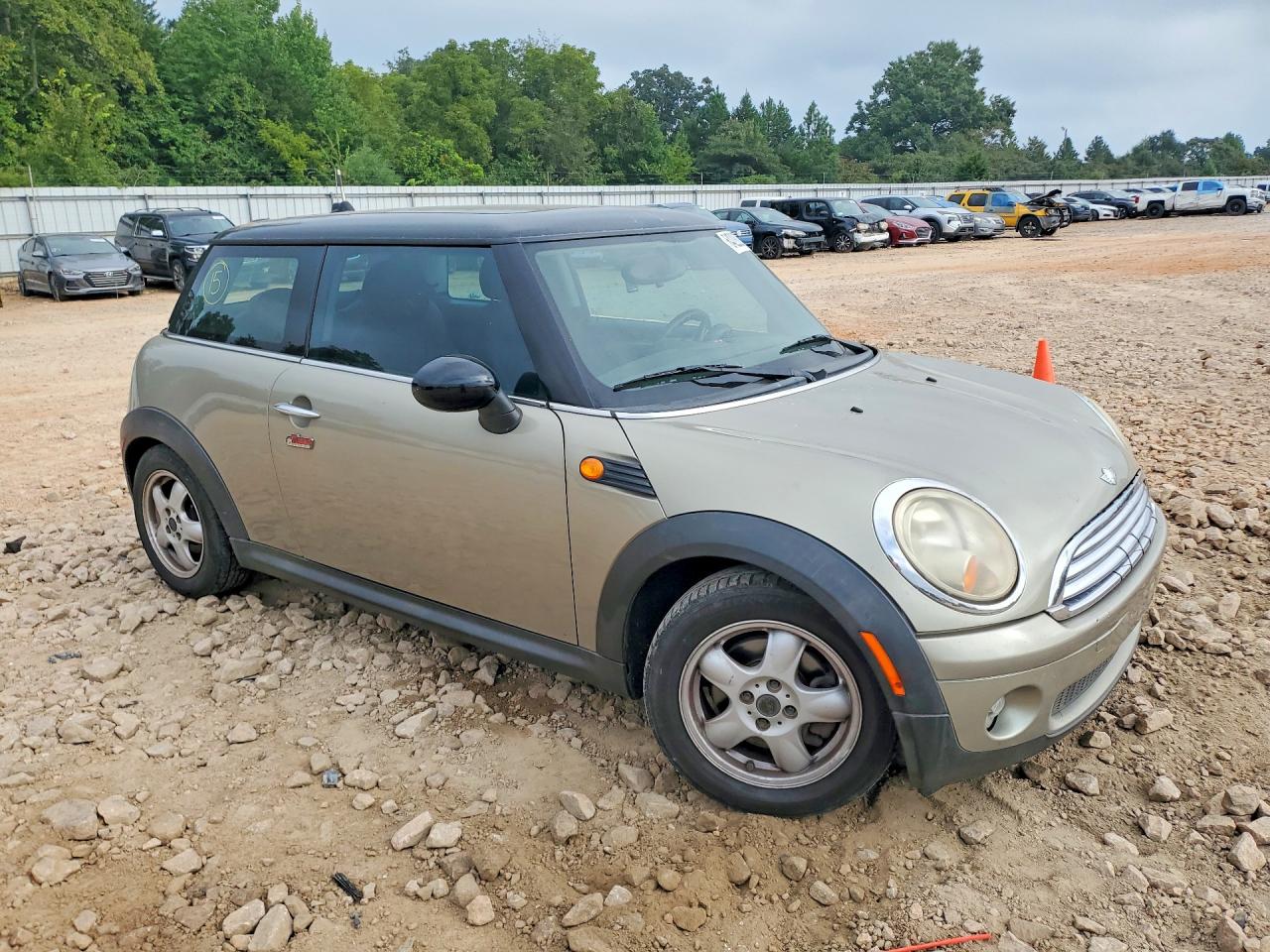 2010 Mini Cooper Beige vin: WMWMF3C51ATZ64807
