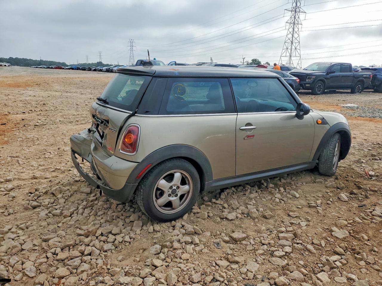 2010 Mini Cooper Beige vin: WMWMF3C51ATZ64807