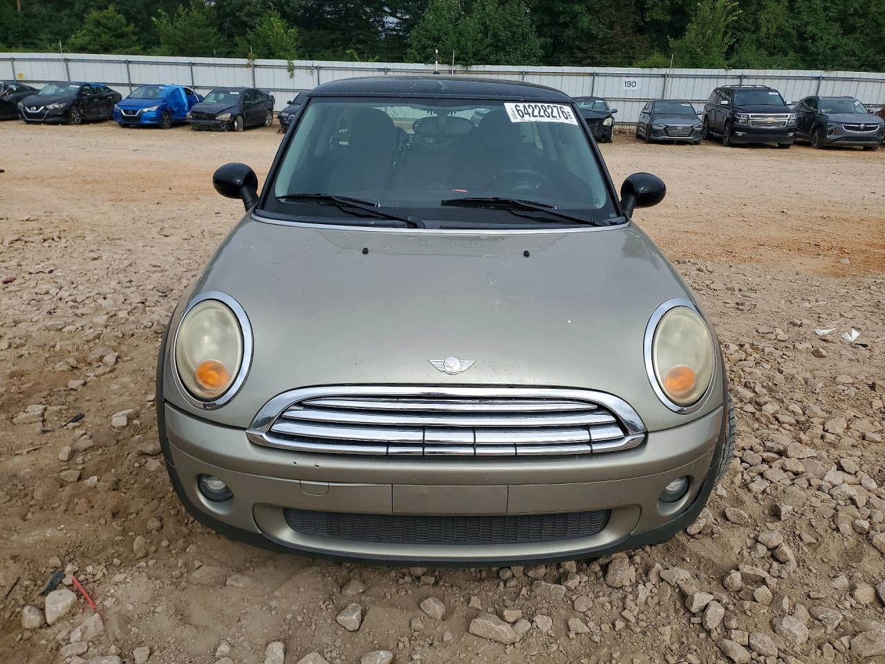 2010 Mini Cooper Beige vin: WMWMF3C51ATZ64807