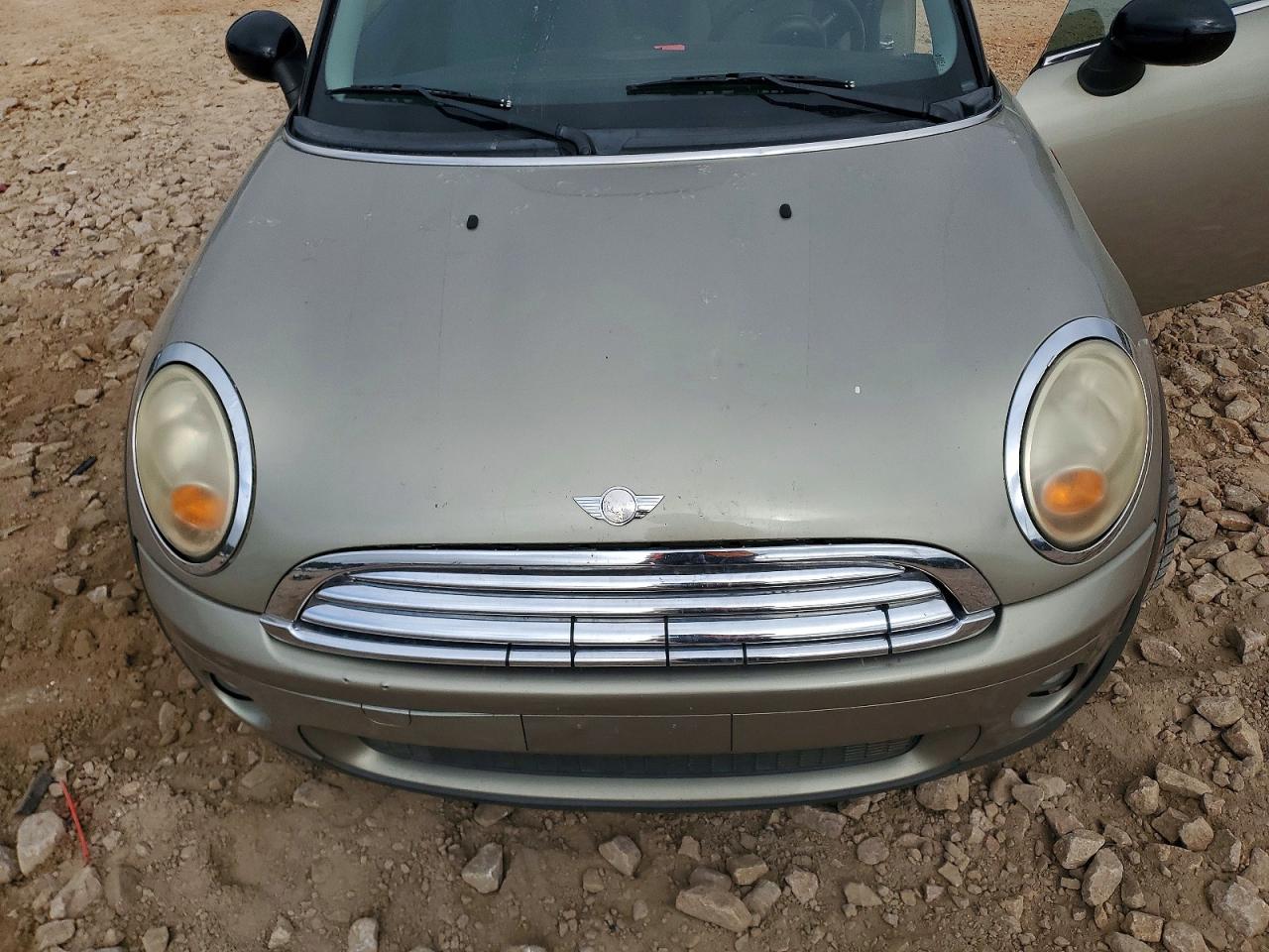 2010 Mini Cooper Beige vin: WMWMF3C51ATZ64807