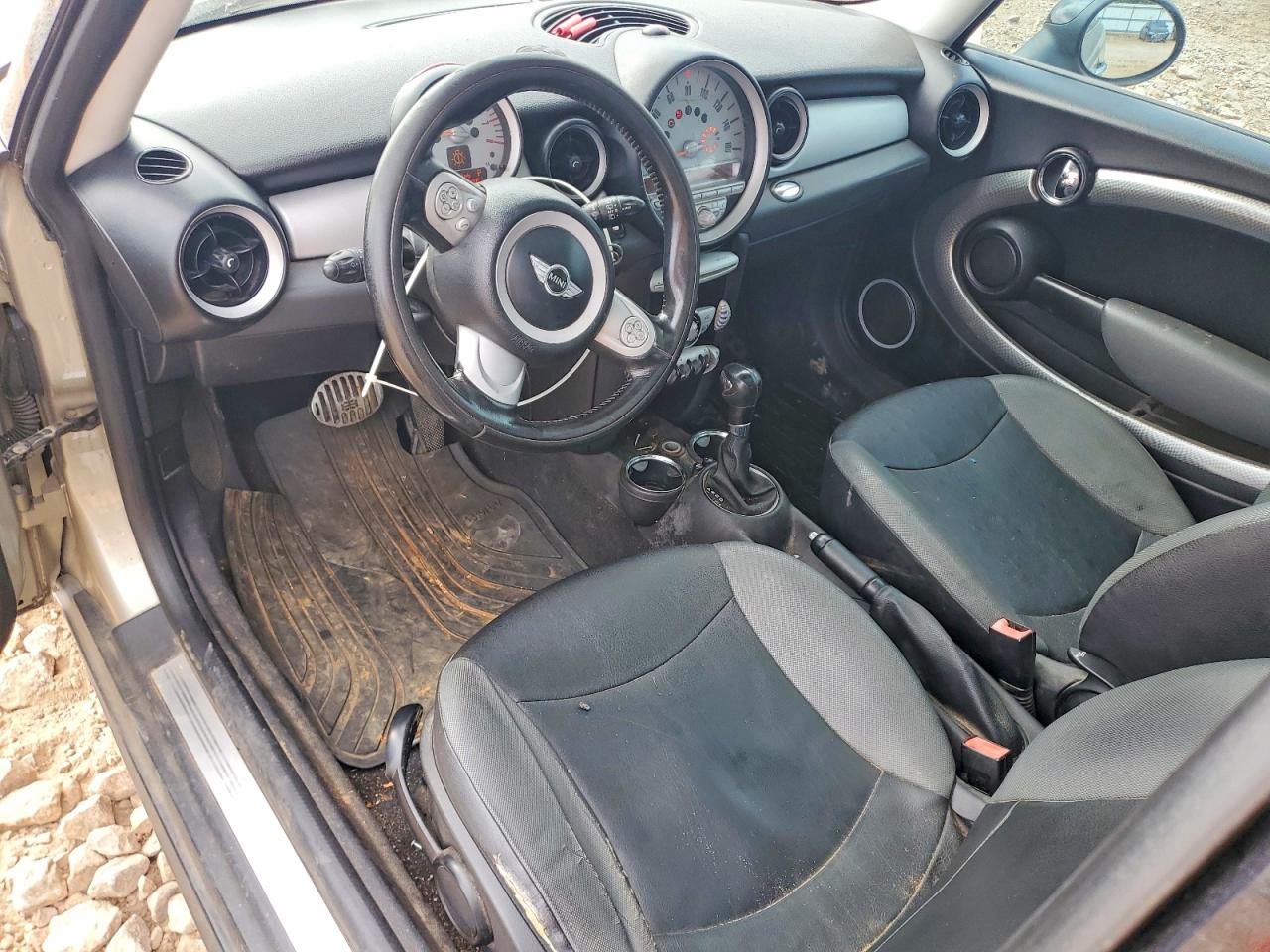 2010 Mini Cooper Beige vin: WMWMF3C51ATZ64807