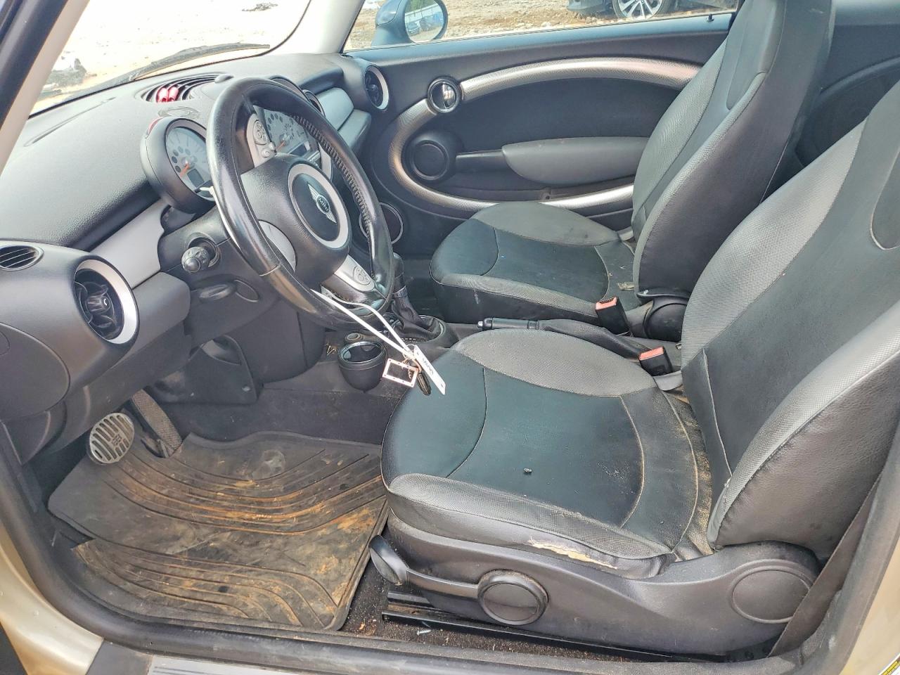 2010 Mini Cooper Beige vin: WMWMF3C51ATZ64807
