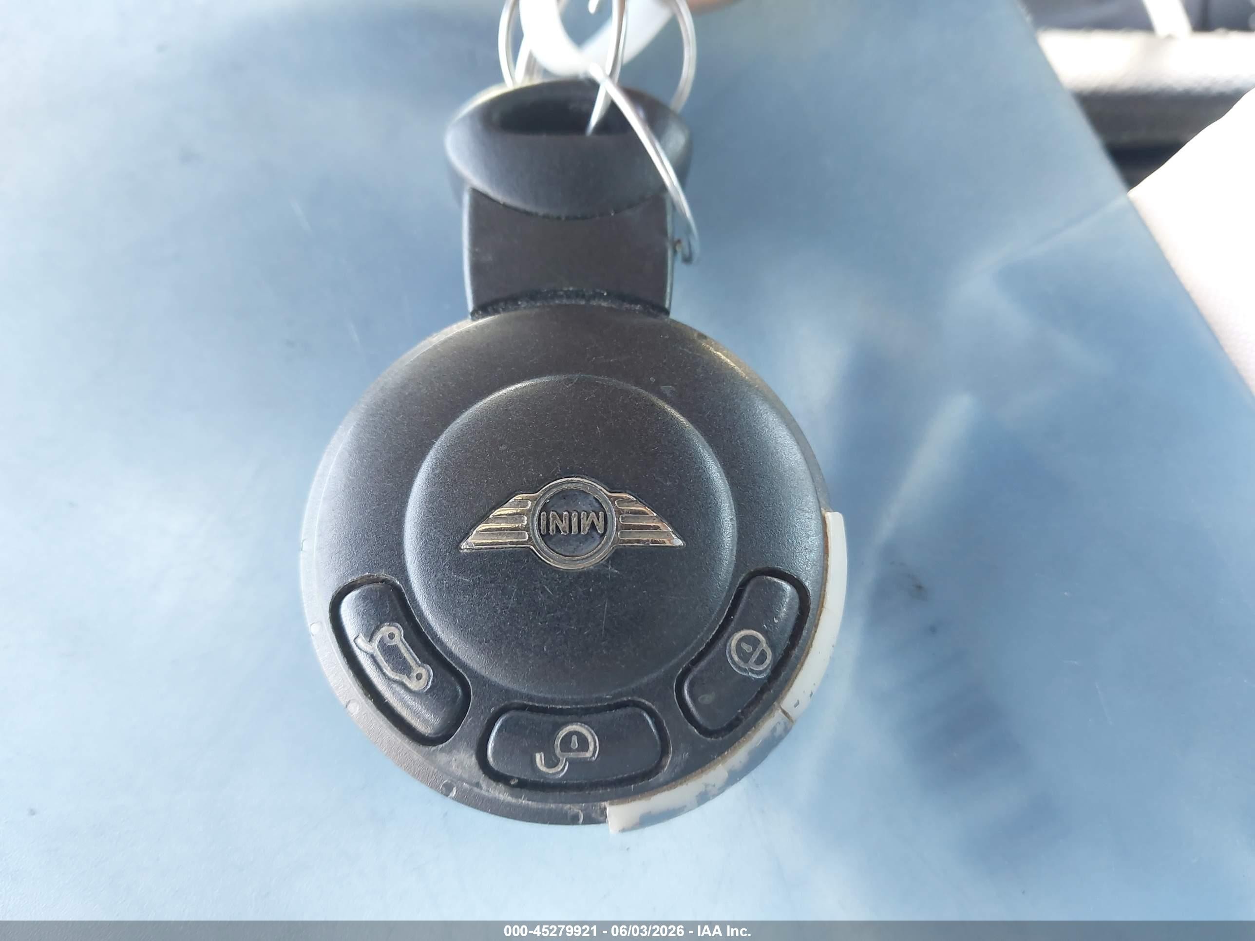 2010 Mini Cooper   Cream vin: WMWMF3C54ATZ65644