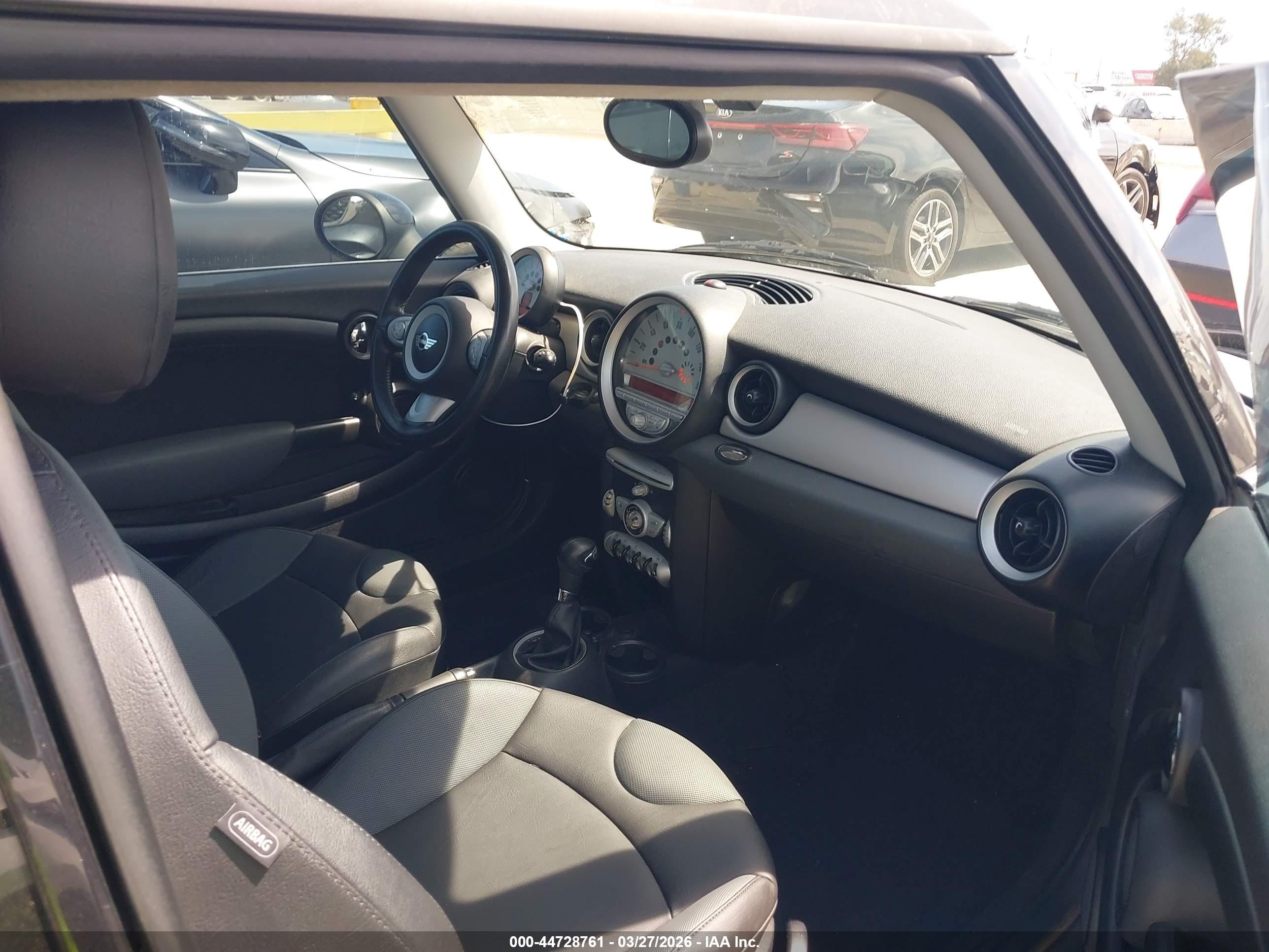 2010 Mini Cooper   Серебряный vin: WMWMF3C55ATZ22463