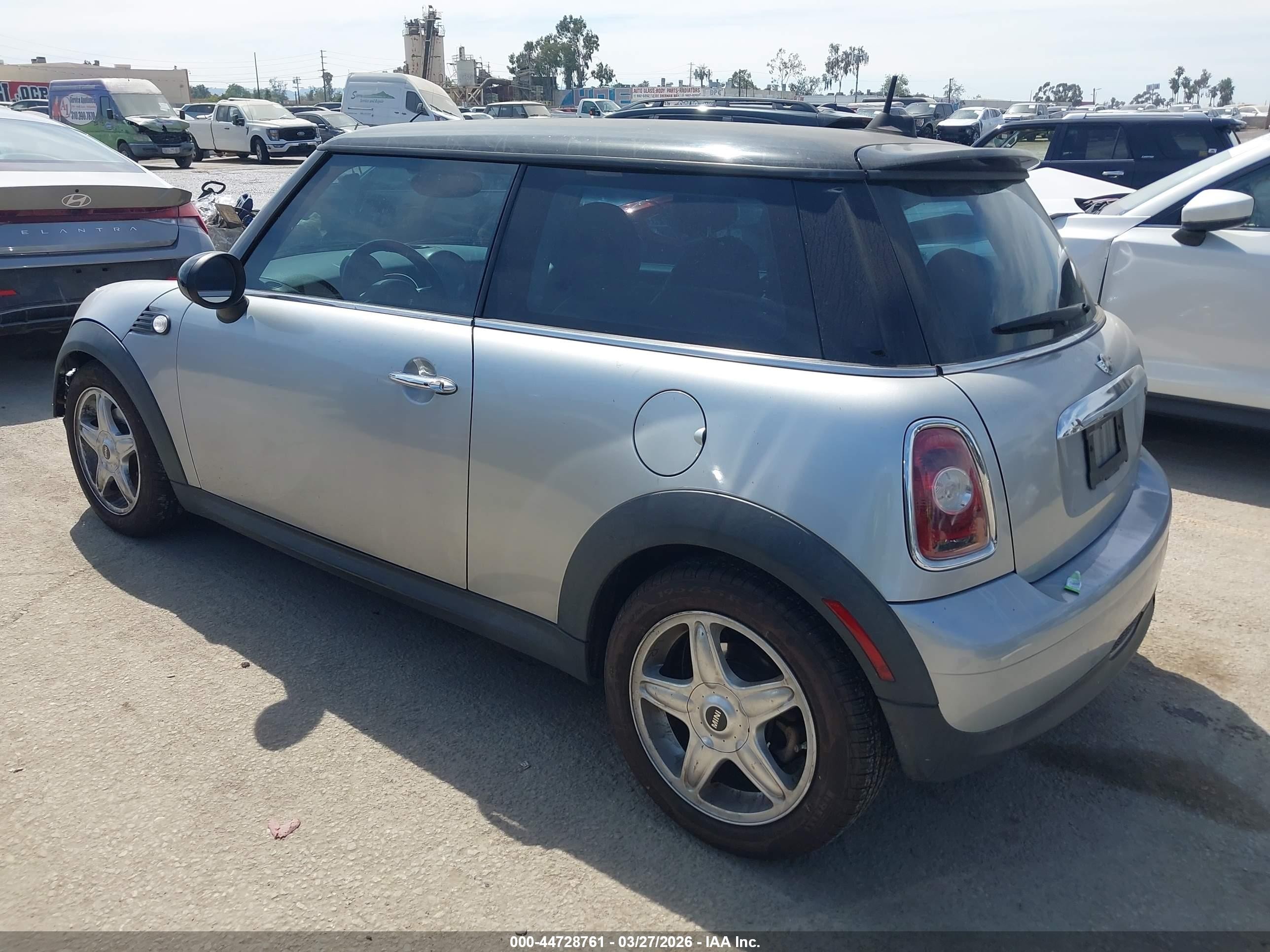2010 Mini Cooper   Серебряный vin: WMWMF3C55ATZ22463
